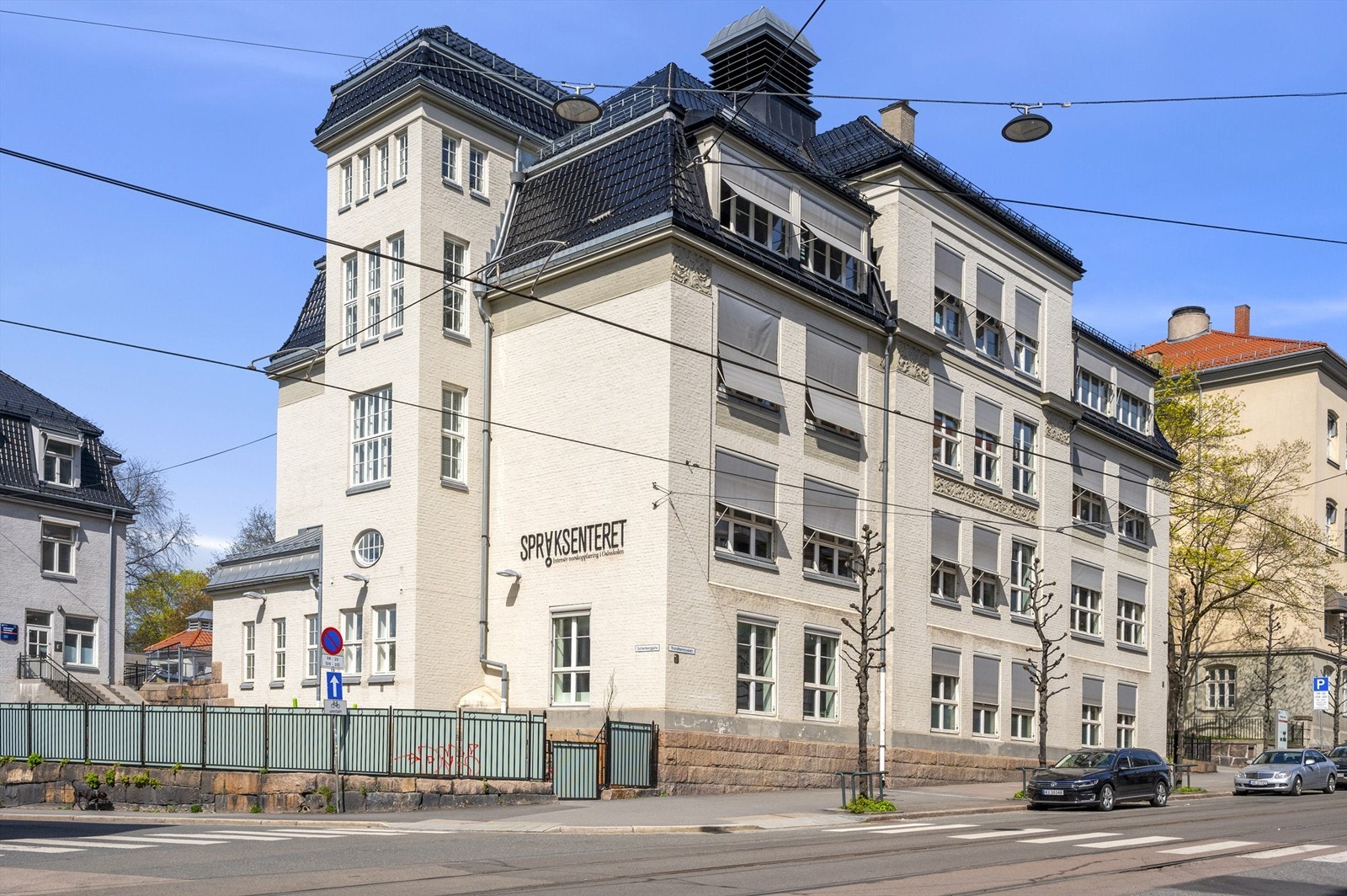 På denne adressen finner du alt du trenger i umiddelbar nærhet, rolig, bynært og stor mulighet for å leve "Løkkalivet" fullt ut. Galleribilde