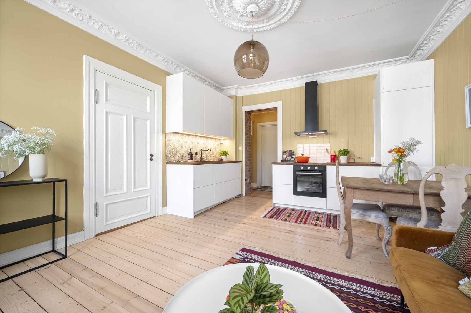 Moderne kjøkken i åpen og sosial løsning med stuen. Kjøkkenet har godt med skap og benkeplass. Galleribilde