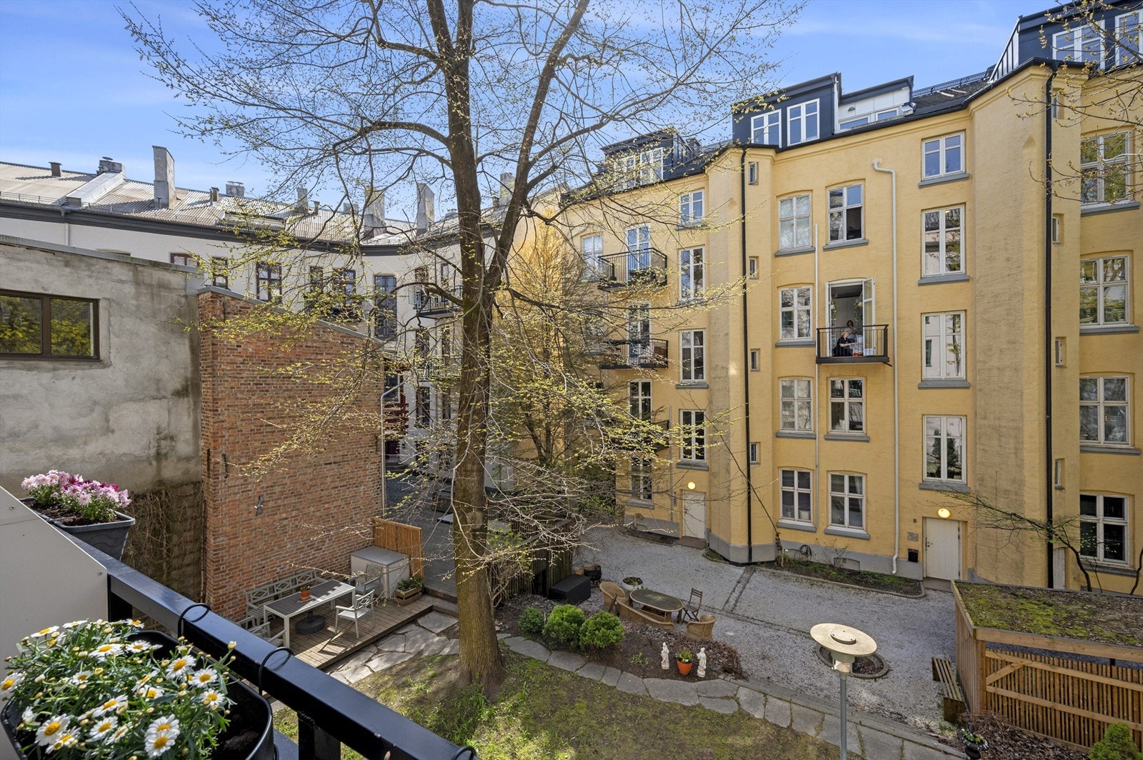 Et hyggelig uterom i rolige omgivelser som innbyr til morgenkaffe eller et glass vin på kveldene. Galleribilde