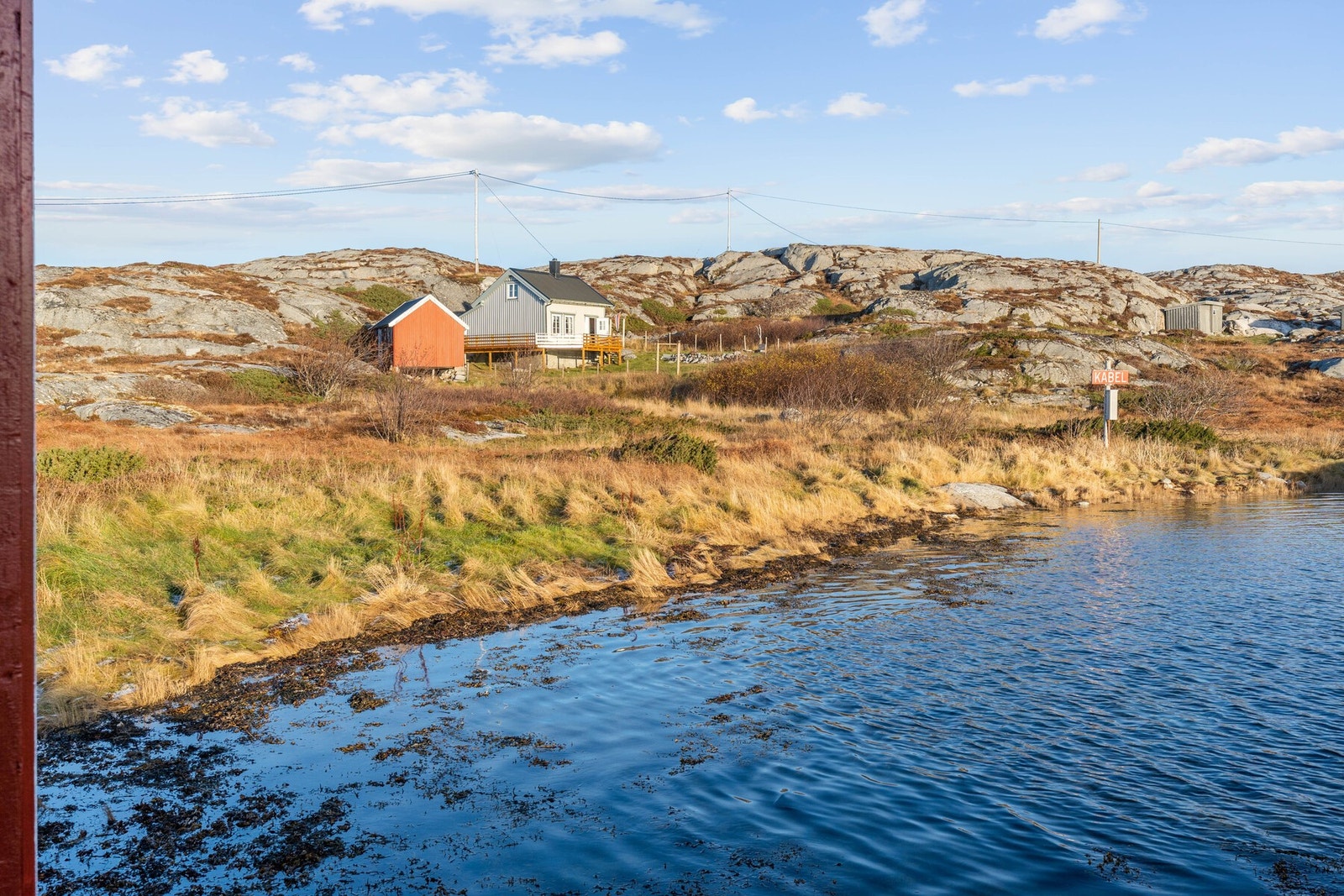 Området er et eldorado for både fridykkere og flaskedykkere. Dykking utenfor Kvenvær byr på friskt sjøvann, god gjennomstrømming og rikt dyreliv. Galleribilde