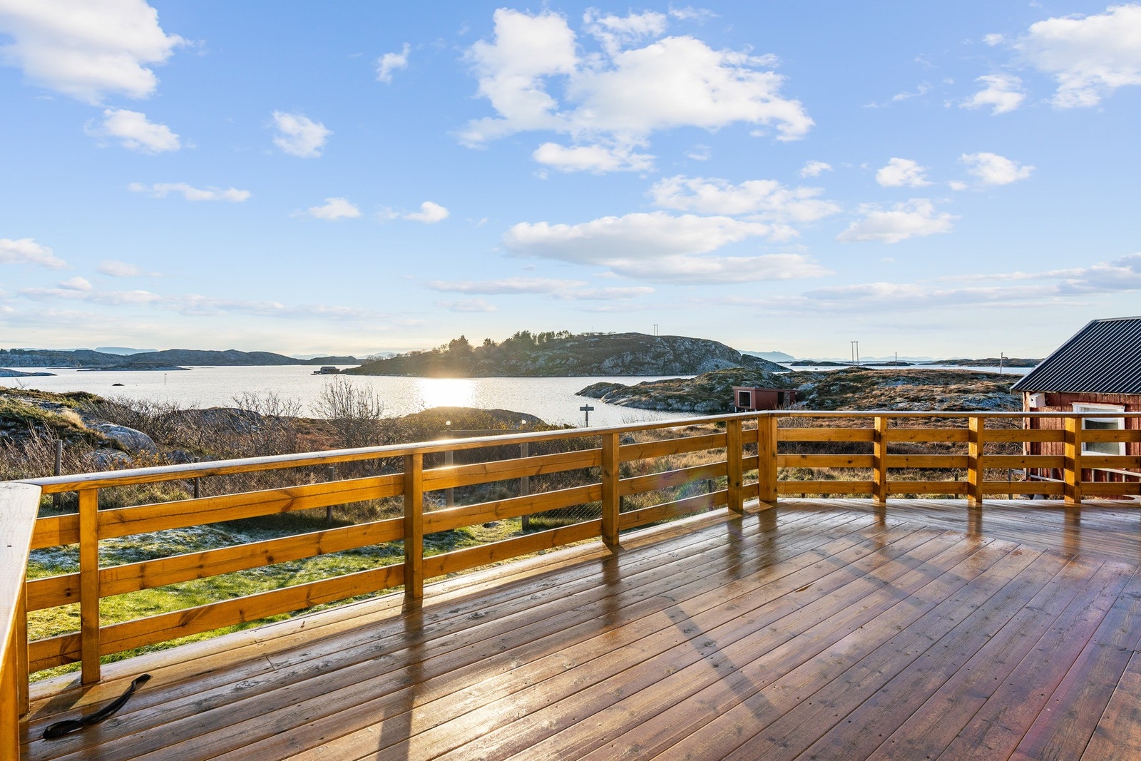 Stor terrasse hvor man kan sitte ute å nyte utsikten Galleribilde