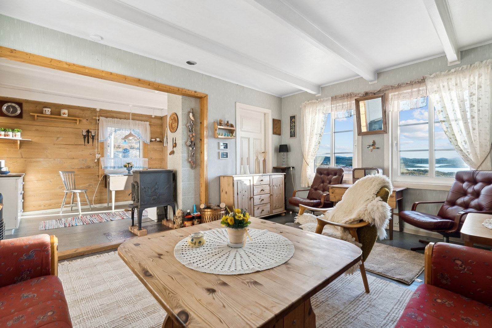 Koselig stue med plass til sofagruppe, oppbevaringsmøblement m.m. Galleribilde