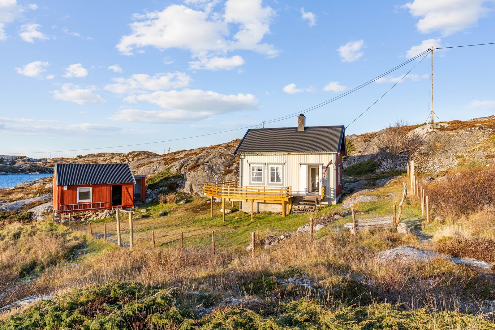 Eiendommen består av tomt på 598,8 kvm, med hytte, naust og fjøs Galleribilde