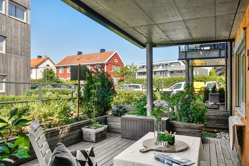 Koselig terrasse på ca. 18 kvm. Store deler av terrassen er overbygd. Galleribilde