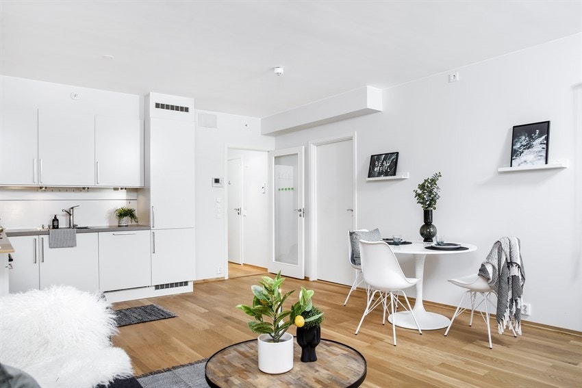 Romslig stue med åpen kjøkkenløsning Galleribilde