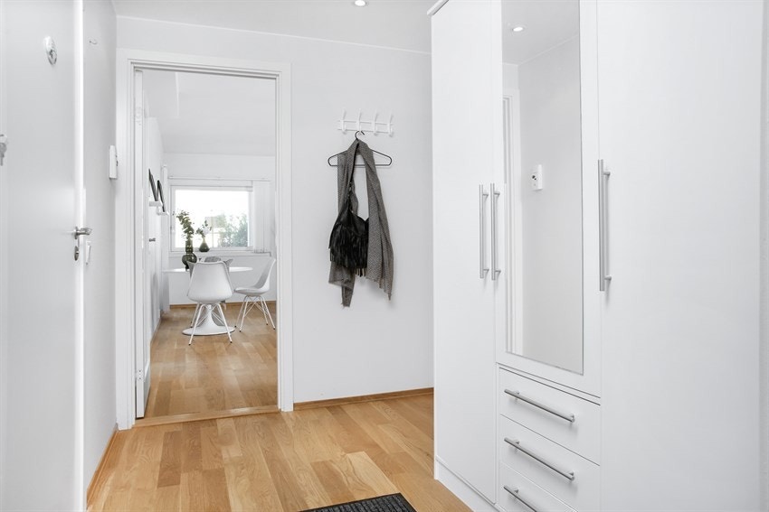 Entrè med garderobeskap Galleribilde