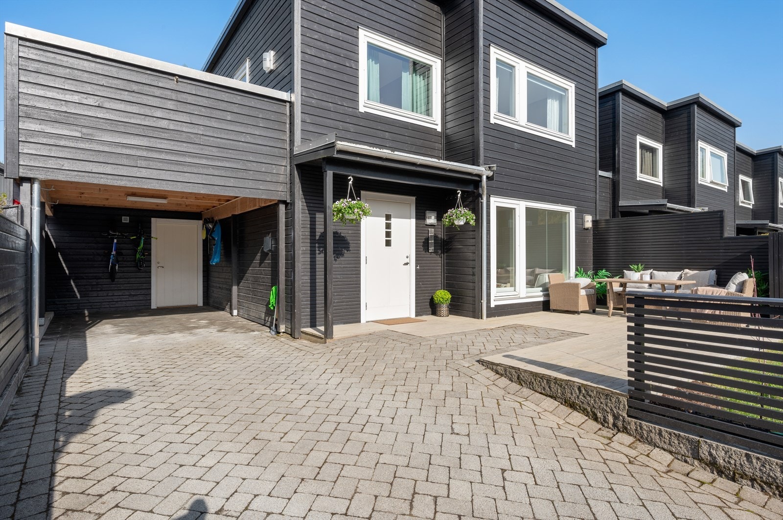 - Parkering i carport samt i innkjørsel. Merk medfølgende elbil-lader på vegg - Galleribilde