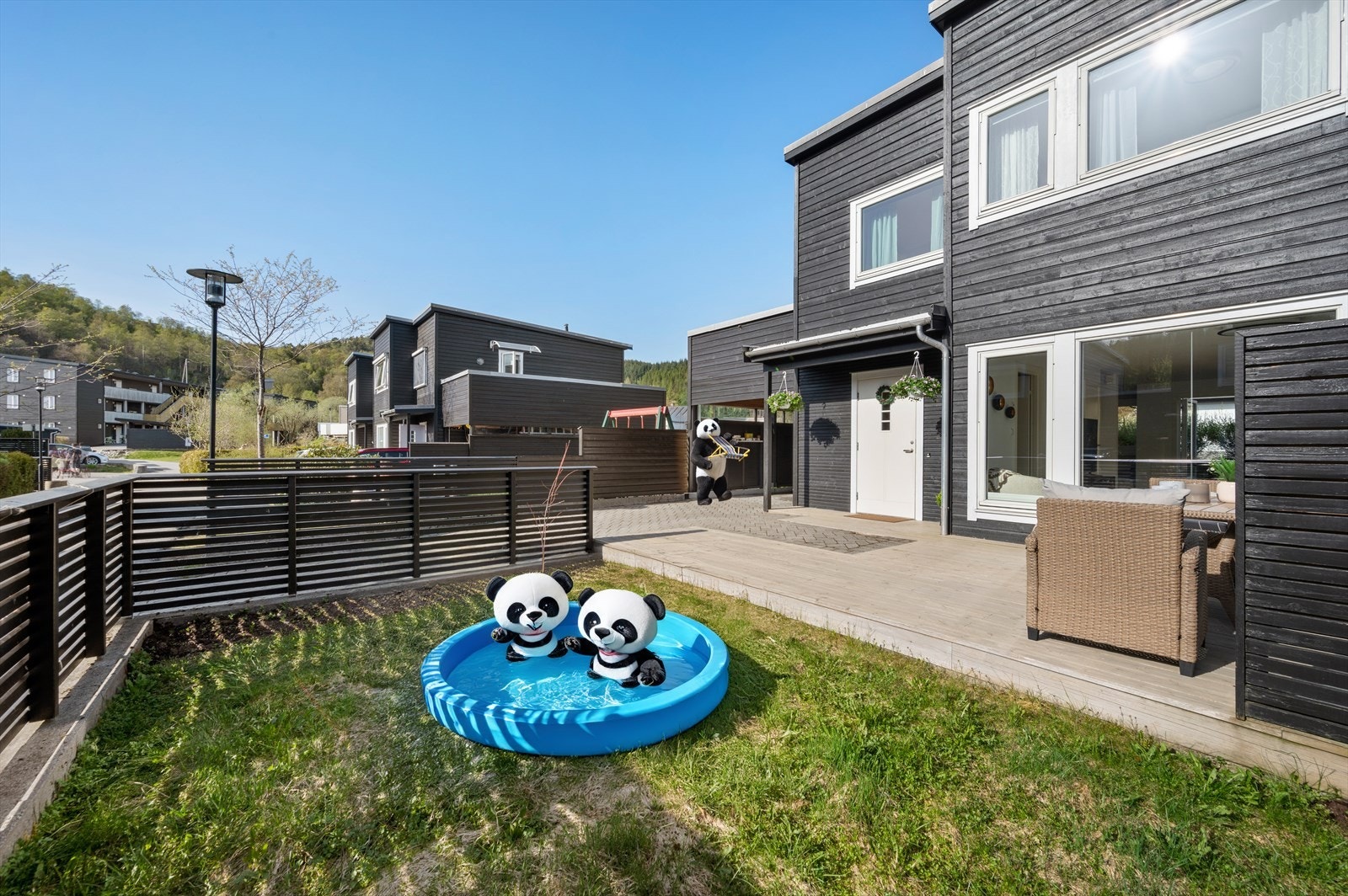 - Terrasseplatting på 22m² med hagedel i front - Galleribilde