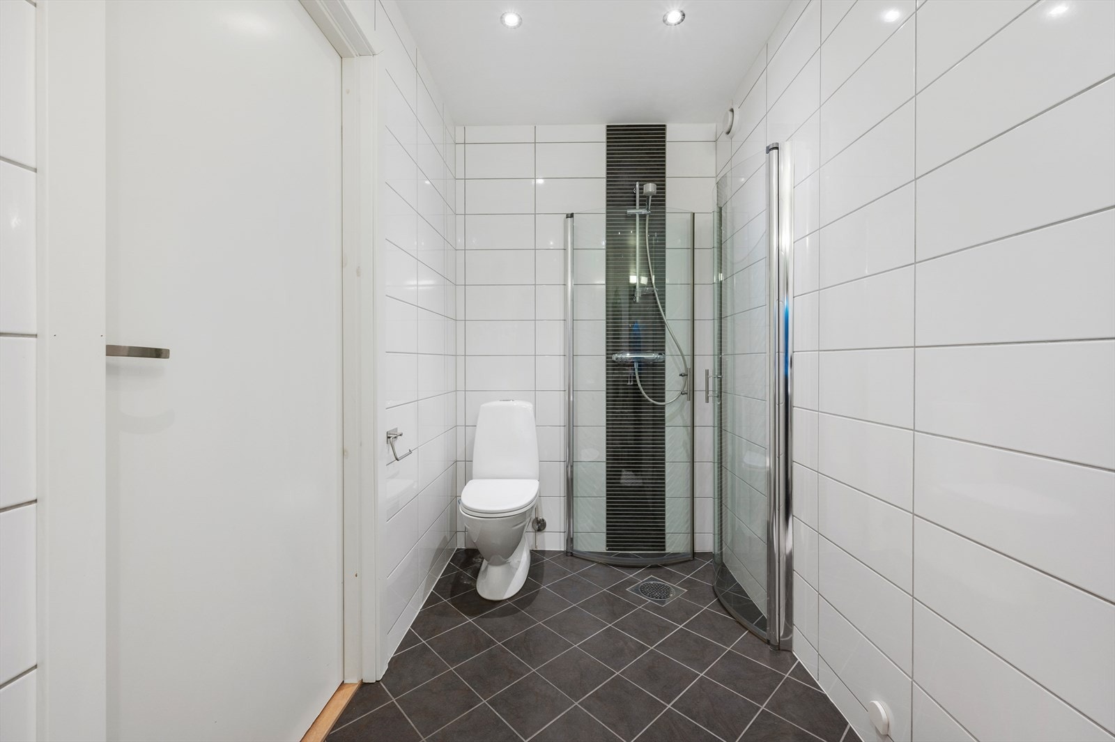 - Helfliset bad med behagelig varme i gulv - Galleribilde