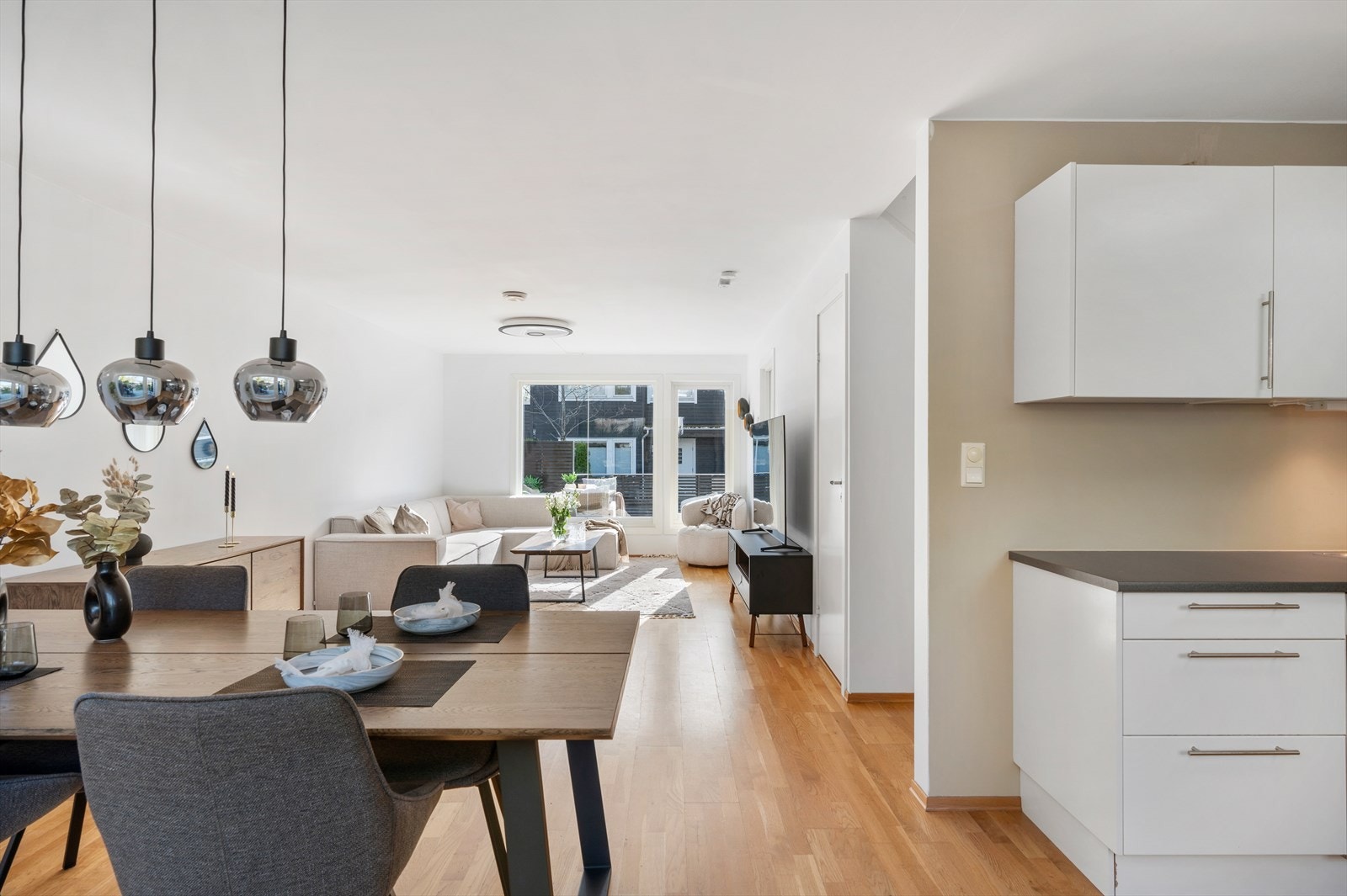 - Boligen har balansert ventilasjon, noe som bidrar til bedre luftkvalitet, innemiljø og energieffektivitet - Galleribilde