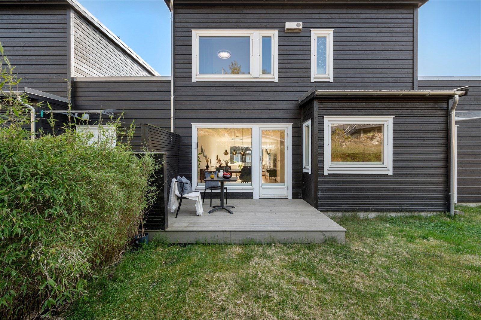 - Med utearealer både på baksiden og i front kan du enkelt flytte deg etter solen og nyte gode solforhold midtsommers - Galleribilde