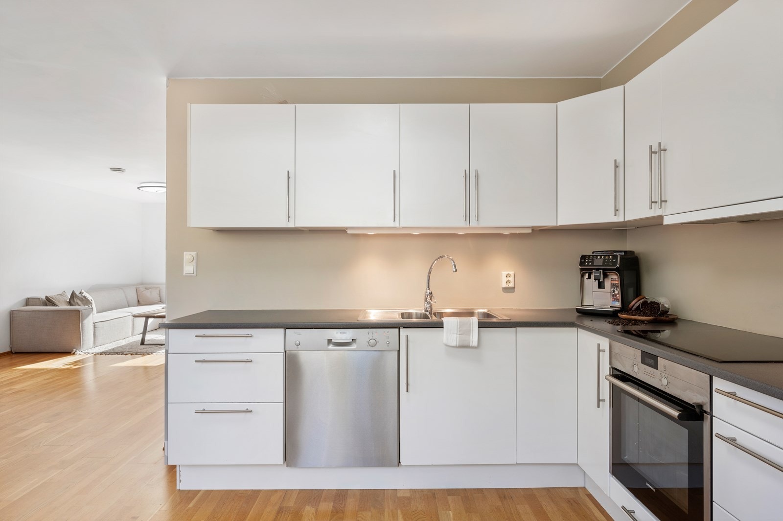 - Rikelig med skap- og benkeplass til glede for husets kokk - Galleribilde