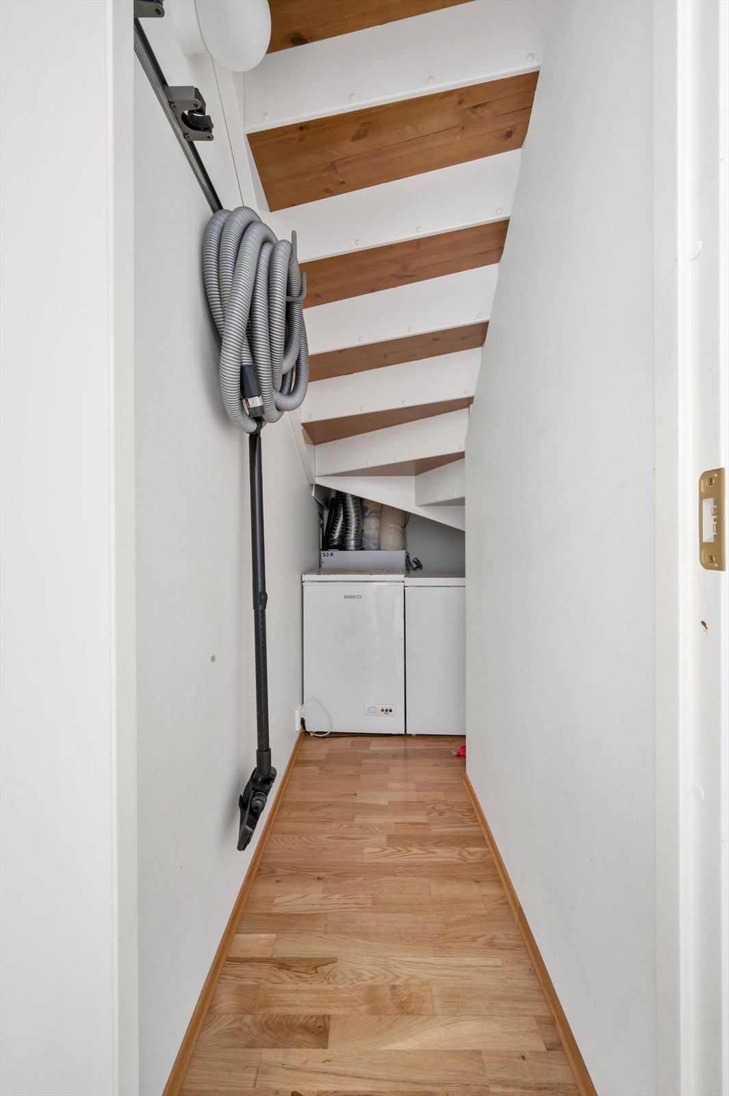 - Praktisk bod under trapp for ekstra oppbevaring - Galleribilde