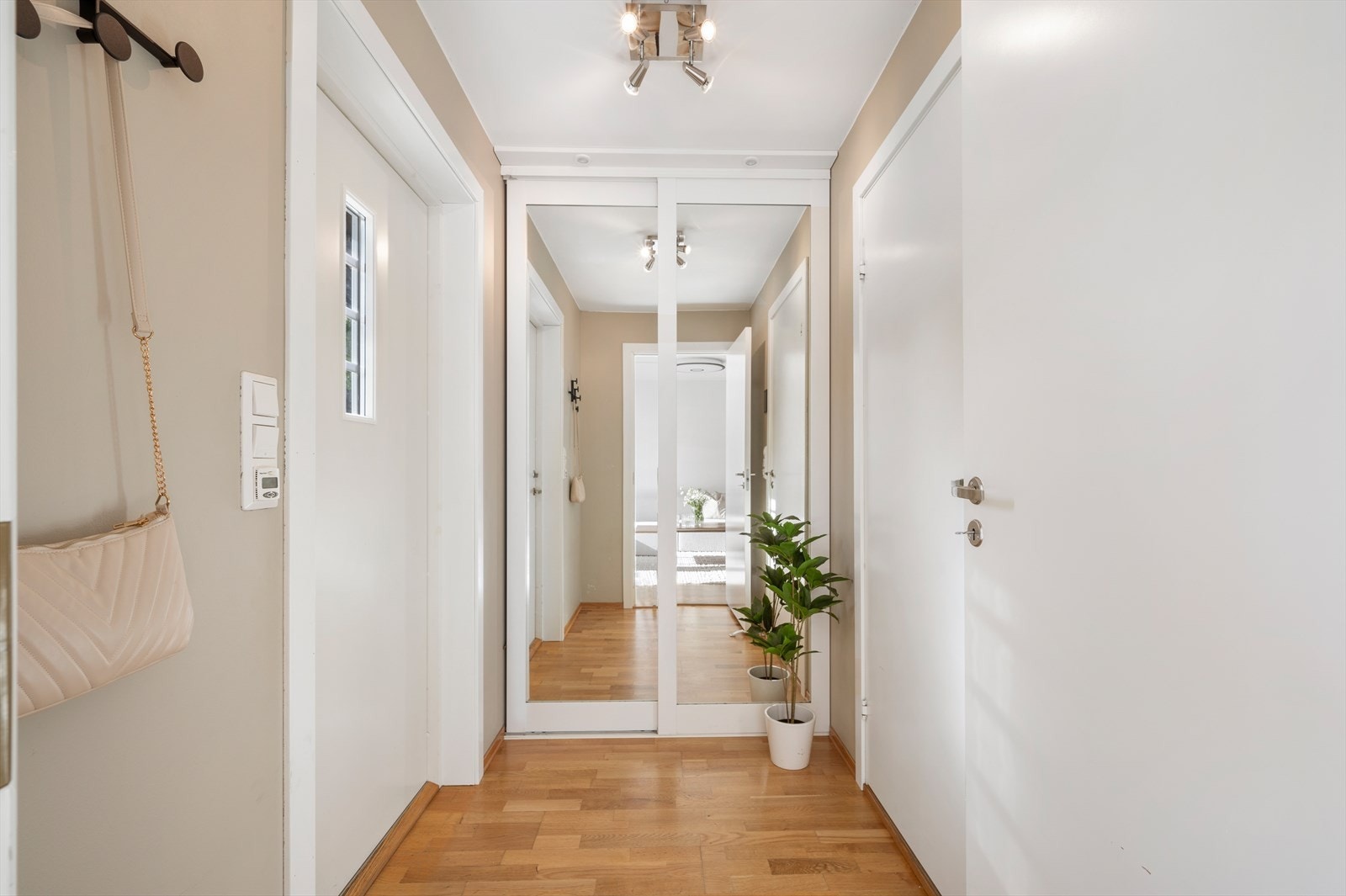 - Merk innebygget garderobeløsning med skyvedører i speil - Galleribilde