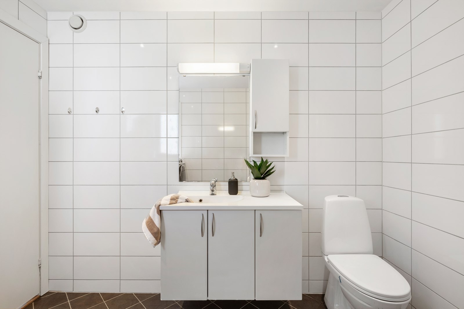 - Gode oppbevaringsmuligheter i servantmøbel - Galleribilde