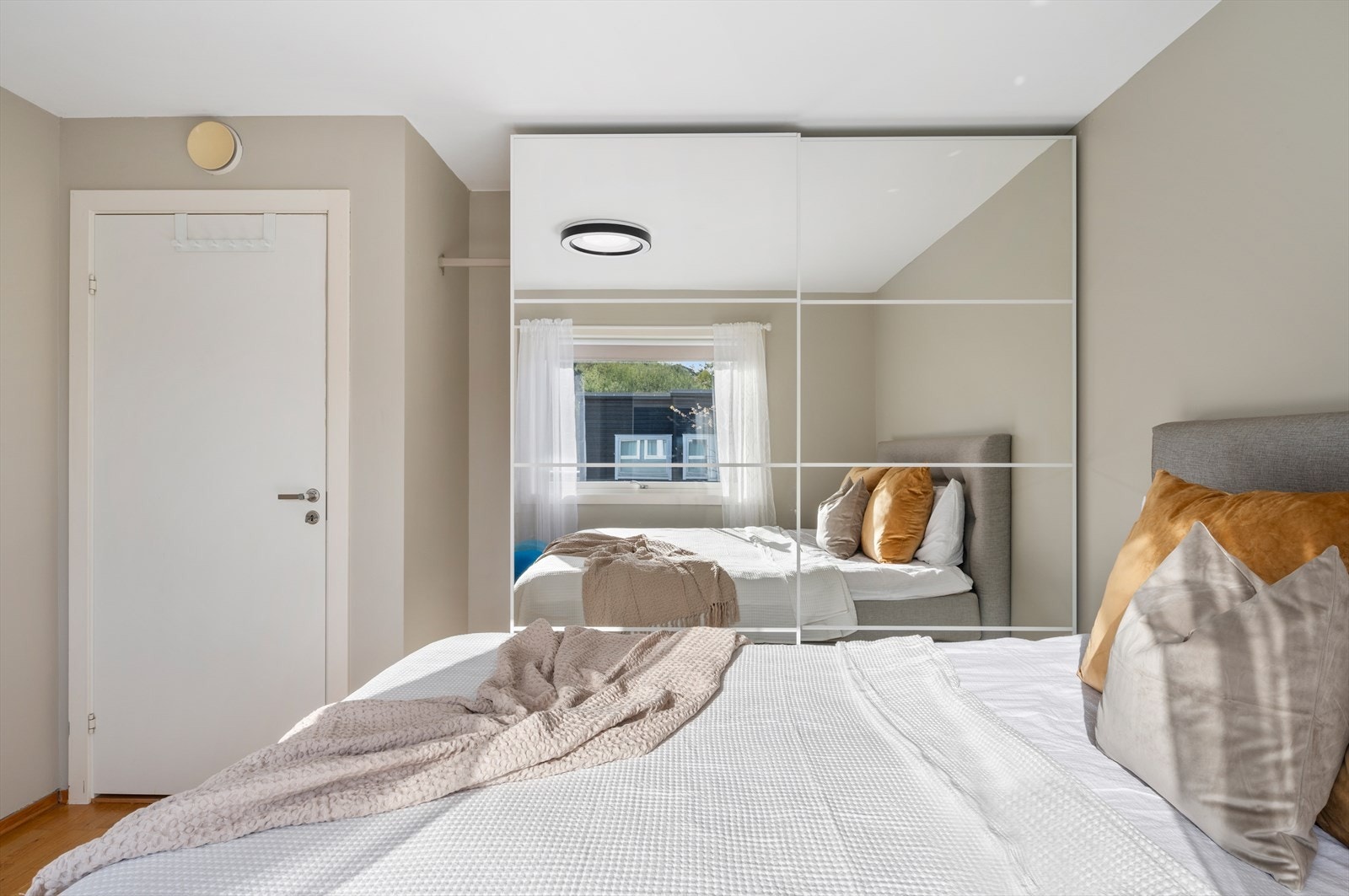 - God plass til dobbeltseng, garderobeskap og øvrig ønsket møblement - Galleribilde