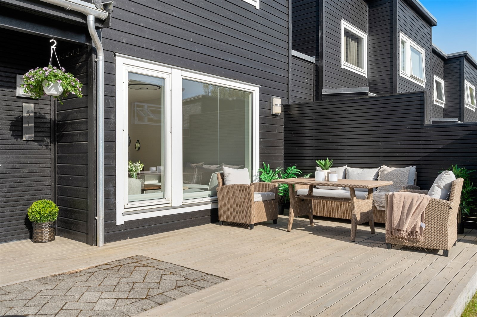 - En lekker familiebolig over 2 plan med gjennomgående svært god standard, fantastiske uteområder og carport med elbil-lader - Galleribilde