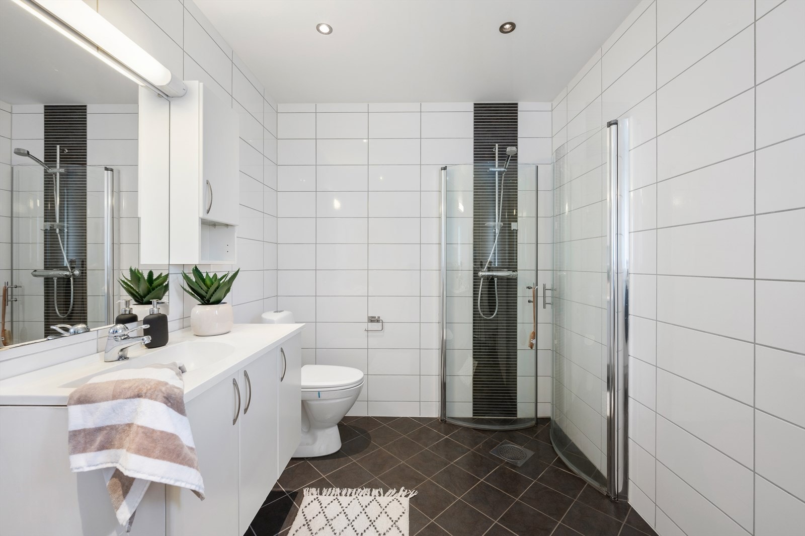 - Helfliset bad med behagelig varme i gulv - Galleribilde