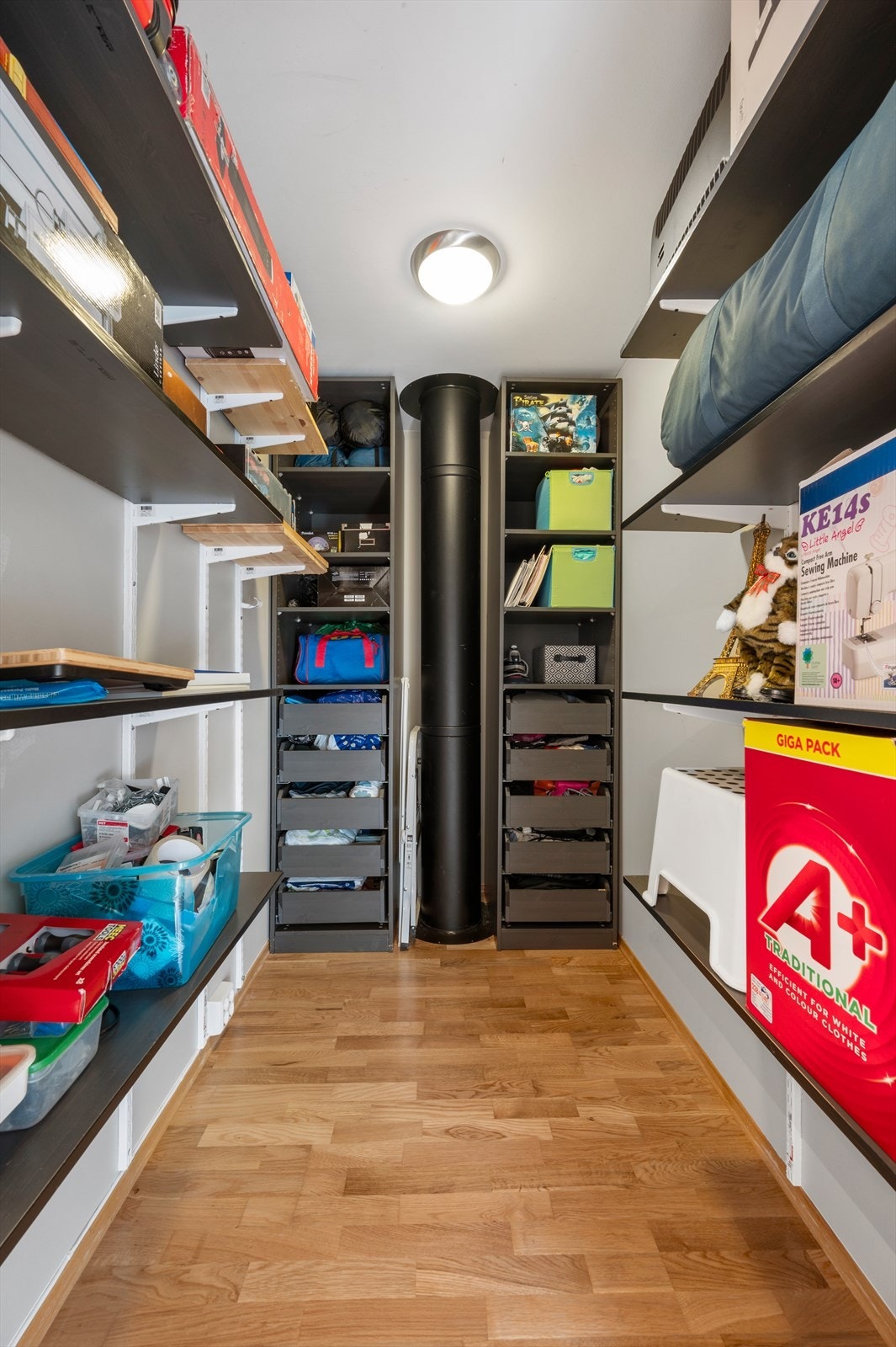 - Innvendig bod på 3,5m² med praktisk hyllesystem for optimal lagring - Galleribilde