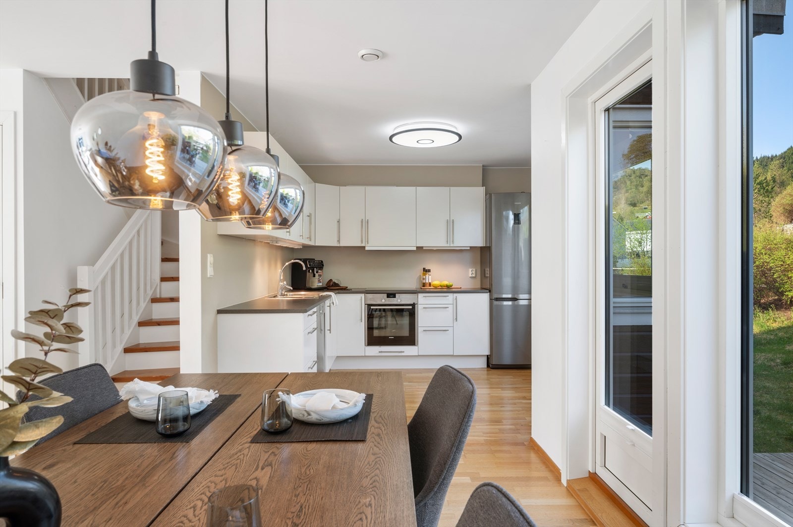 - Delvis åpen løsning mot kjøkken sørger for en åpen og sosial sone, og du har god plass til spisebord i naturlig tilknytning til kjøkkenet - Galleribilde