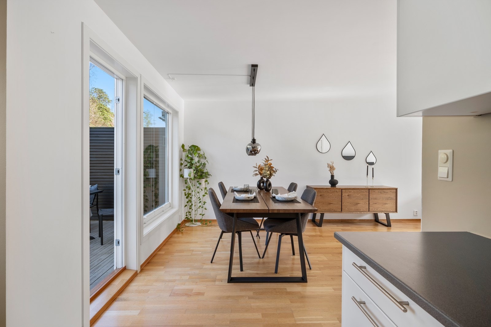 - Merk listefri overgang mellom vegger og tak som bidrar til et sømløst og moderne uttrykk - Galleribilde