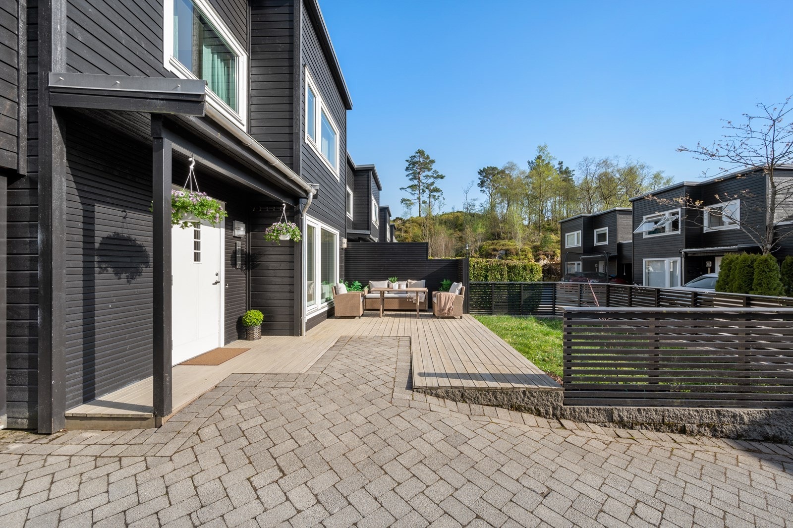 - Særs pent opparbeidet inngangsparti som gir et flott og representativt førsteinntrykk av boligen - Galleribilde