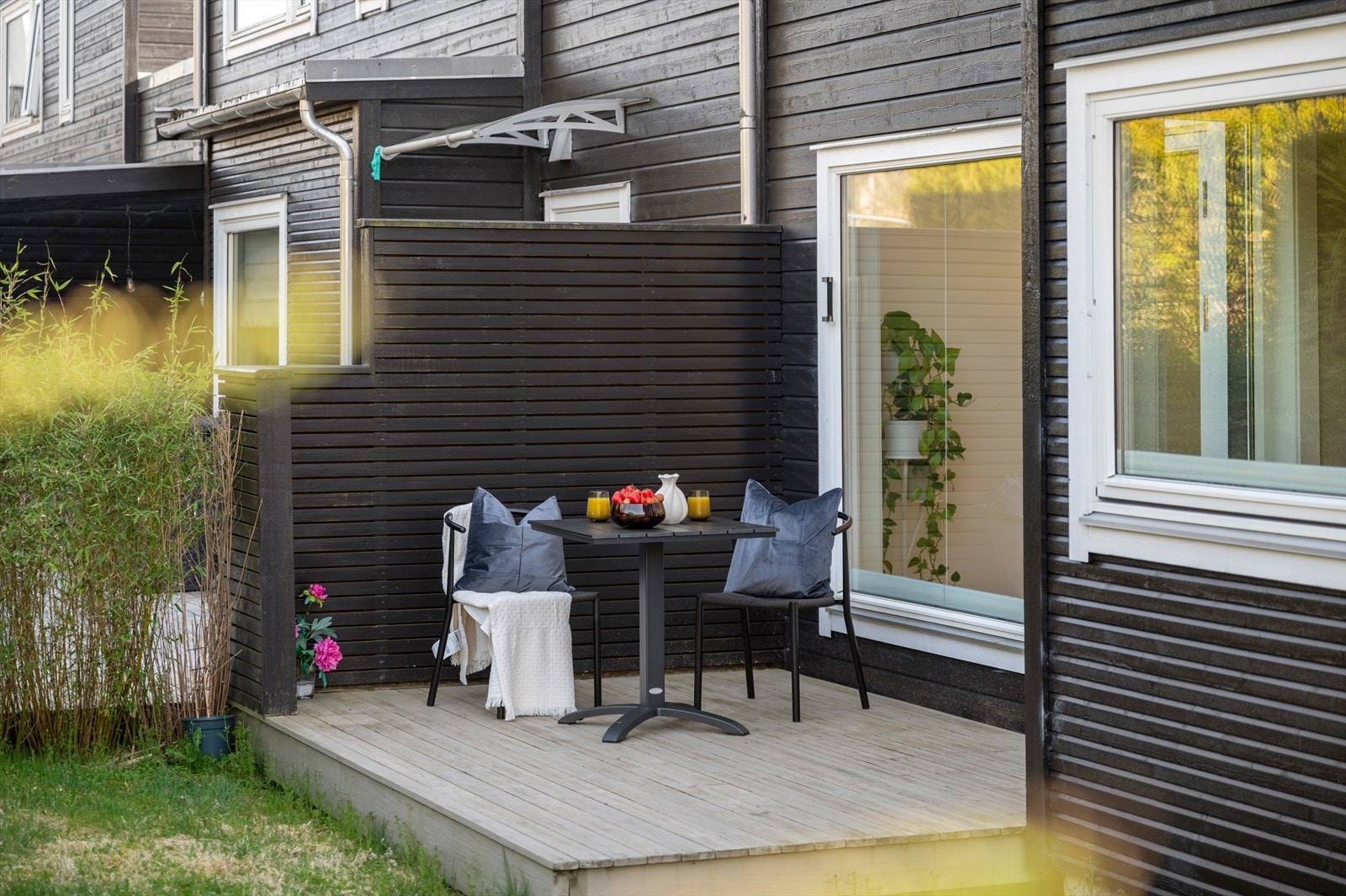 - Fra stue/kjøkken er det direkte utgang til terrasseplatting og hagedel - Galleribilde