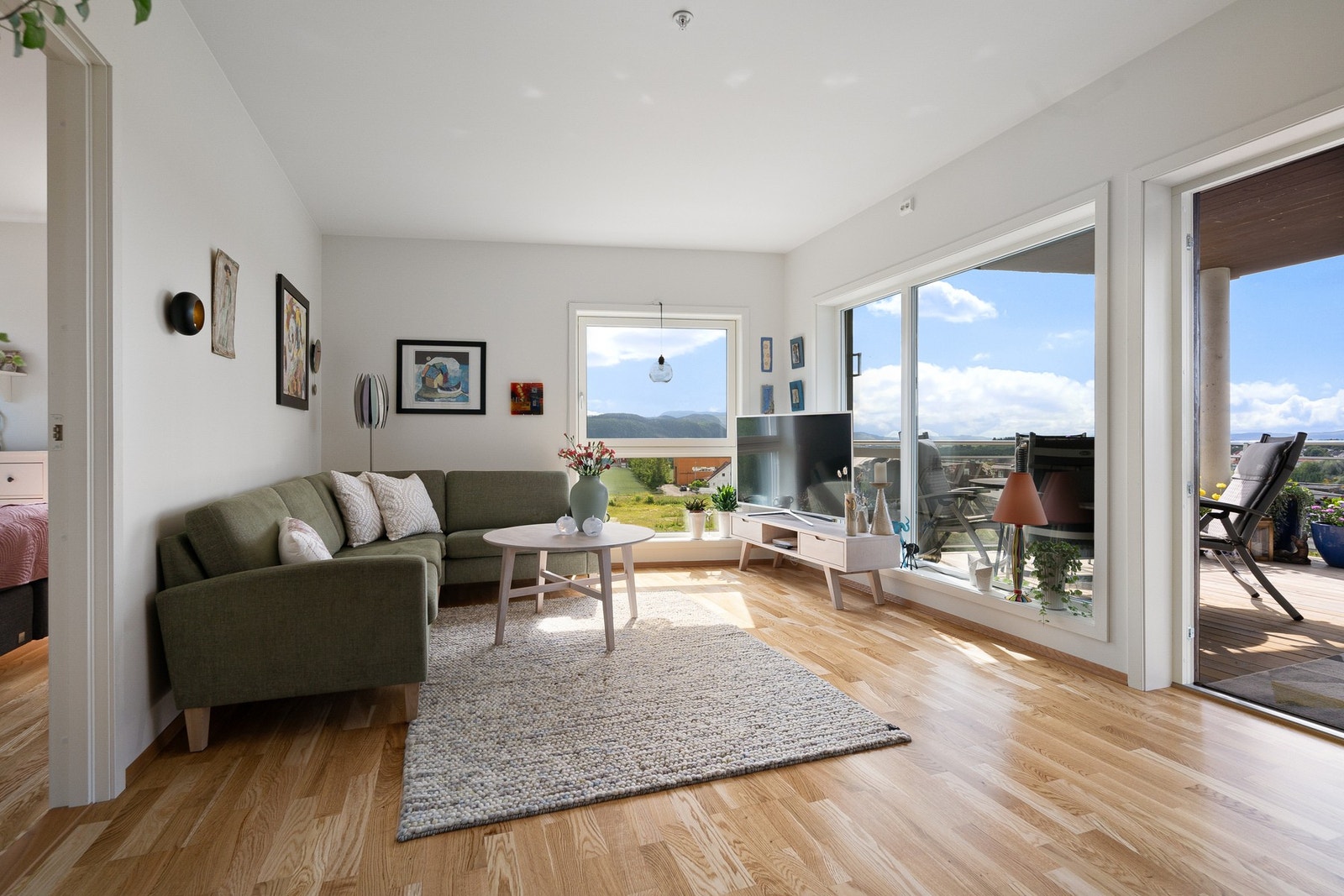 Stue/kjøkken på ca 29 kvm med utgang til balkongen Galleribilde