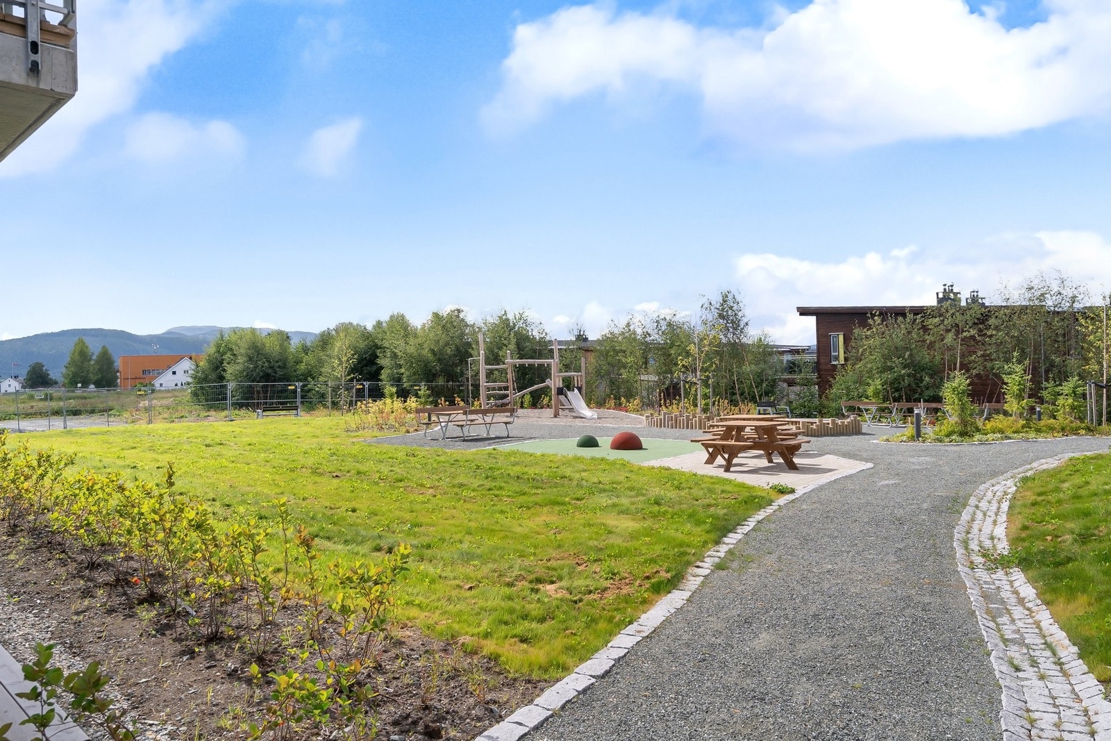 Like utenfor er det lekeplass for de minste og flere sittebenker. Galleribilde