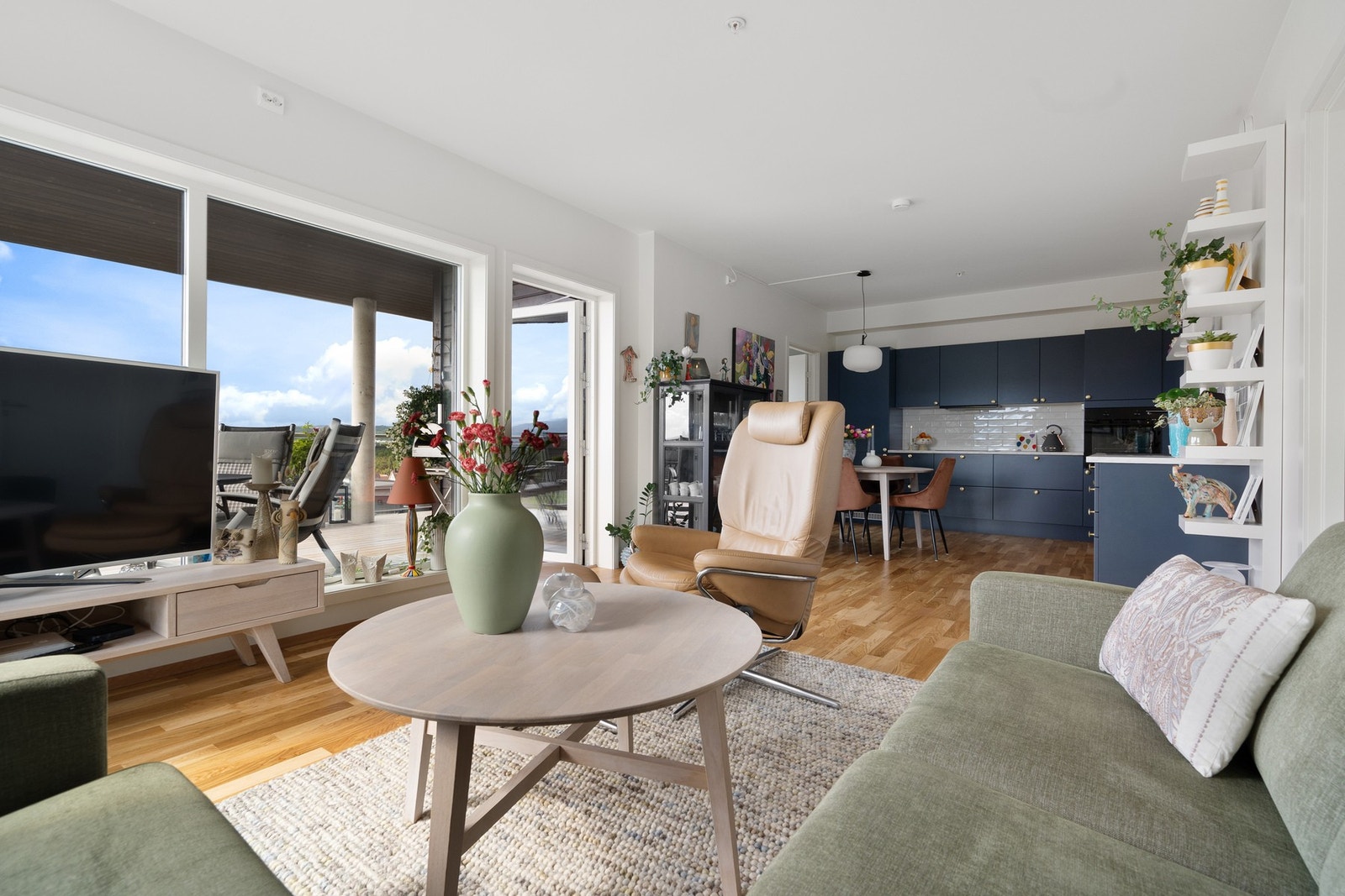 Stue og kjøkken er i en åpen og moderne utførelse Galleribilde