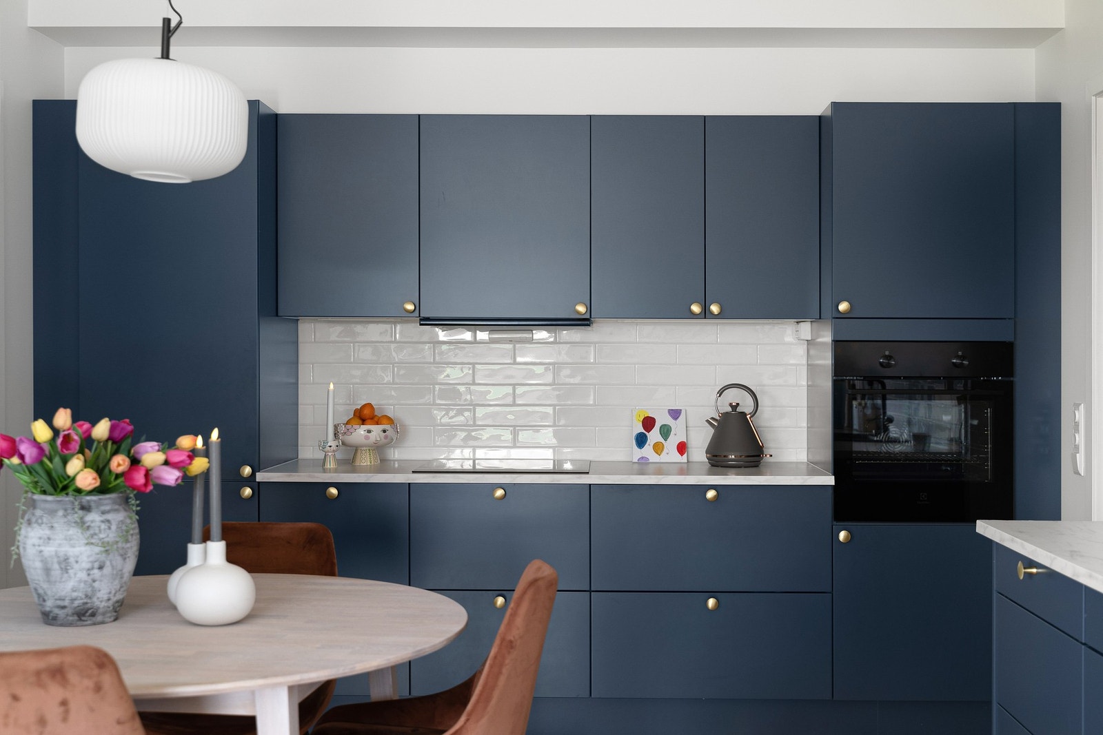 Delikat og oppgradert kjøkkeninnredning er fra Aubo med Integrert stekeovn, platetopp, oppvaskmaskin og kombinert kjøl- og fryseskap Galleribilde