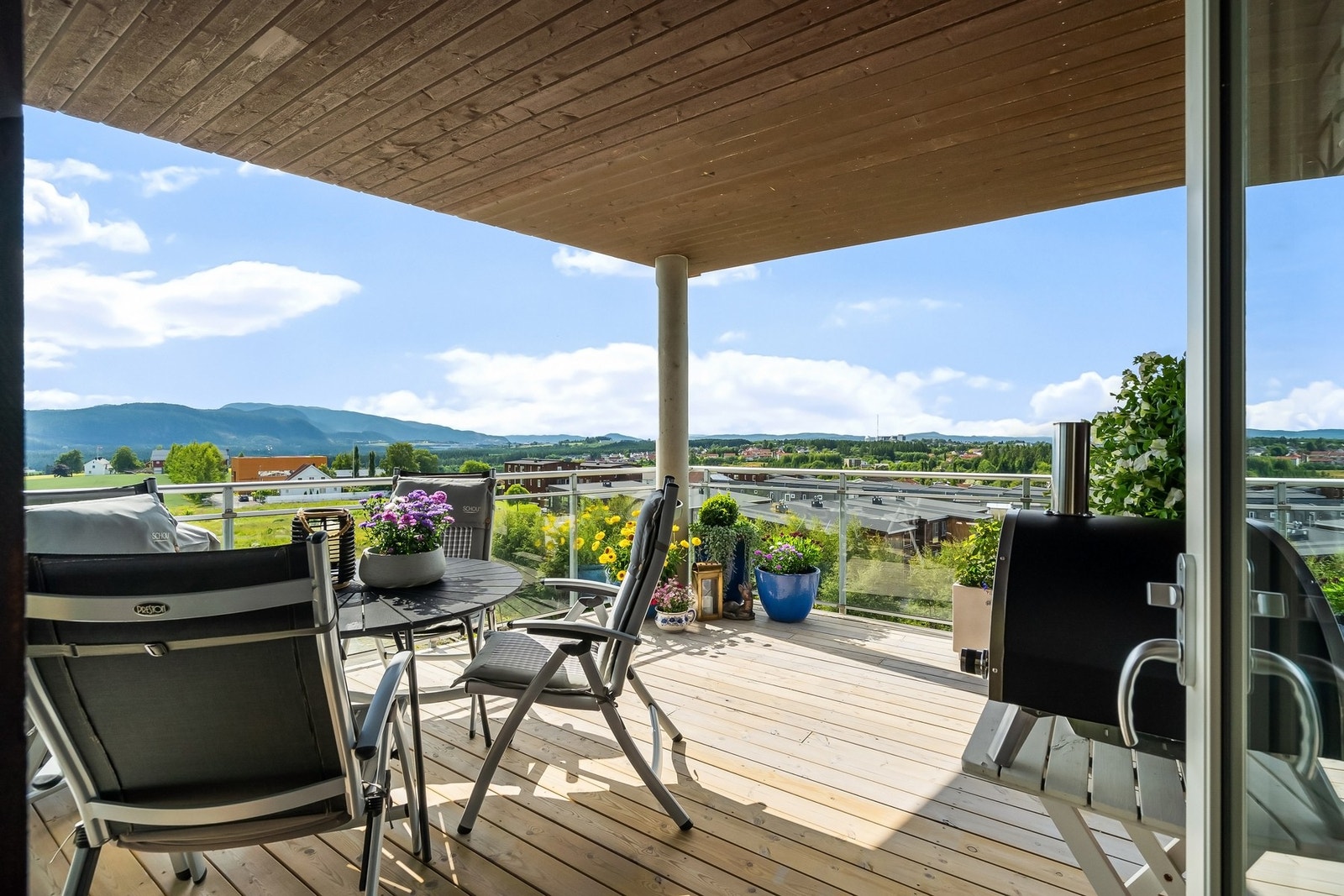 God plass til flere sittegrupper. Galleribilde