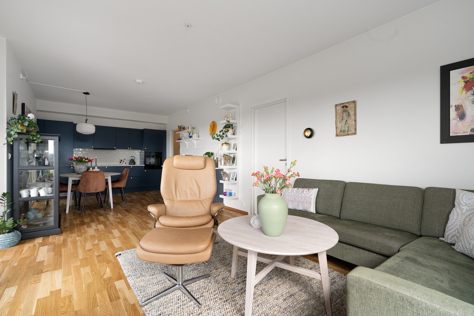 Mellom stue og kjøkken er det passende plass for en spisestue Galleribilde