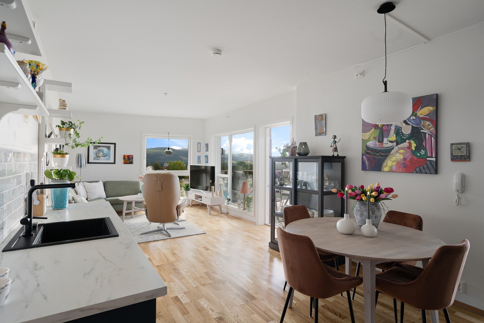 Det er montert solskjerming på vindu mot sør, soverom og ett stuevindu Galleribilde