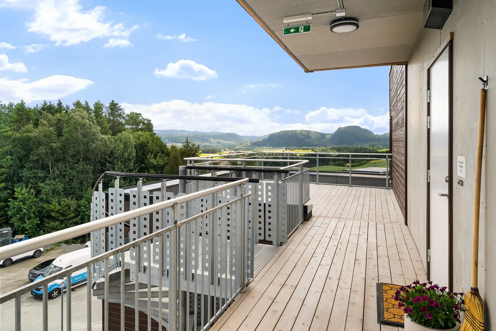 Ved inngangen får du morgensol, perfekt å ta morgenkaffen. Galleribilde