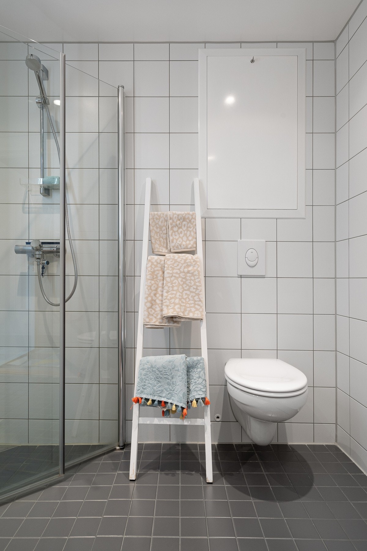 Moderne vegghengt toalett for enklere rengjøring Galleribilde