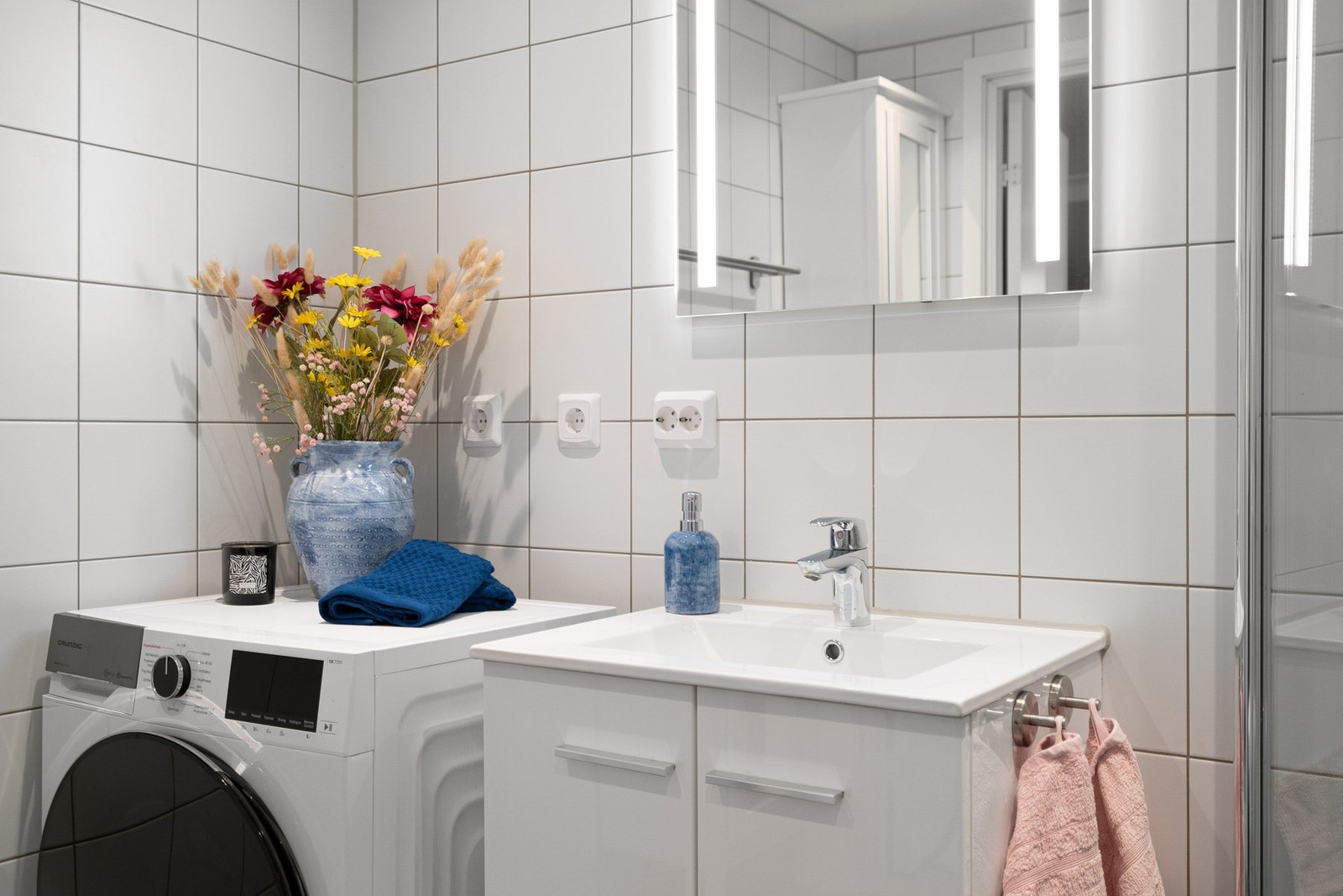 Det er lagt opp til ekstra stikkontakter som gjør at du også kan ha tørketrommel på badet. Galleribilde