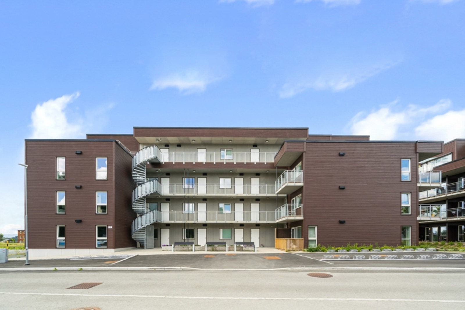 I bygget finner du heis som tar deg med opp til alle etasjene.
Det er også garasjeplass + bod i kjeller. Galleribilde