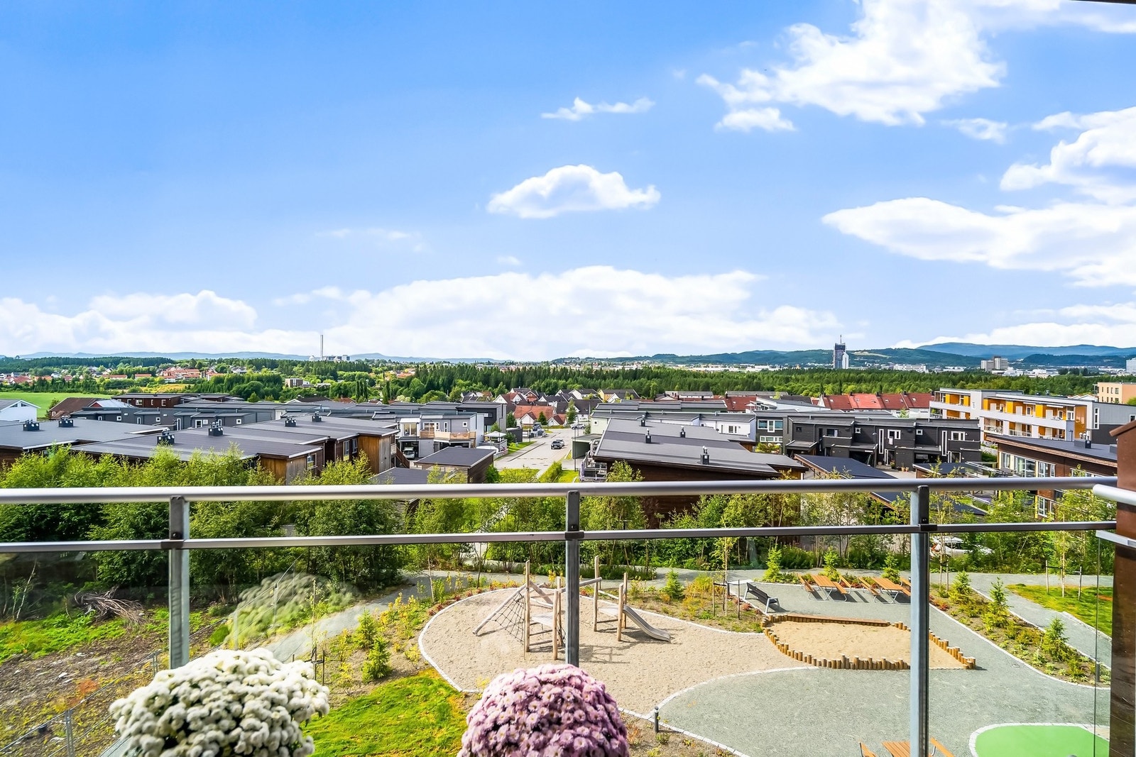 Fra balkongen har du kanskje en av Tillers beste utsikter Galleribilde