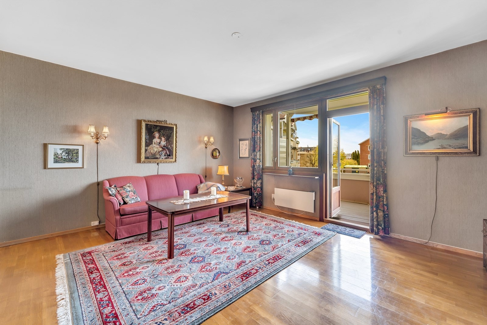 Store vinduer og balkongdør som sørger for godt med lysinnslipp. Galleribilde