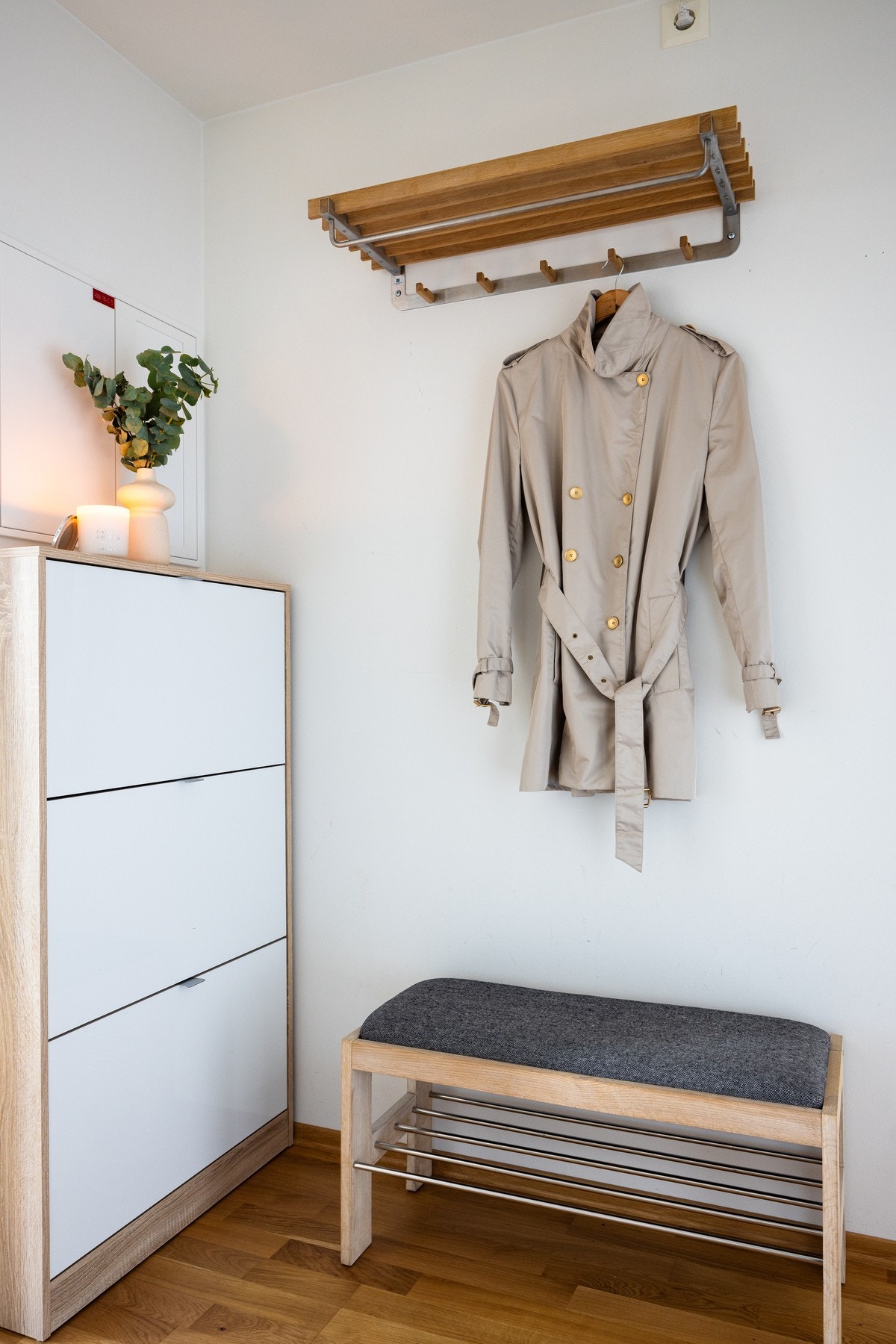 Her er det plass til kommode, speil og knaggrekke. Av ekstern lagring medfølger bod i kjeller på 8 kvm. Galleribilde