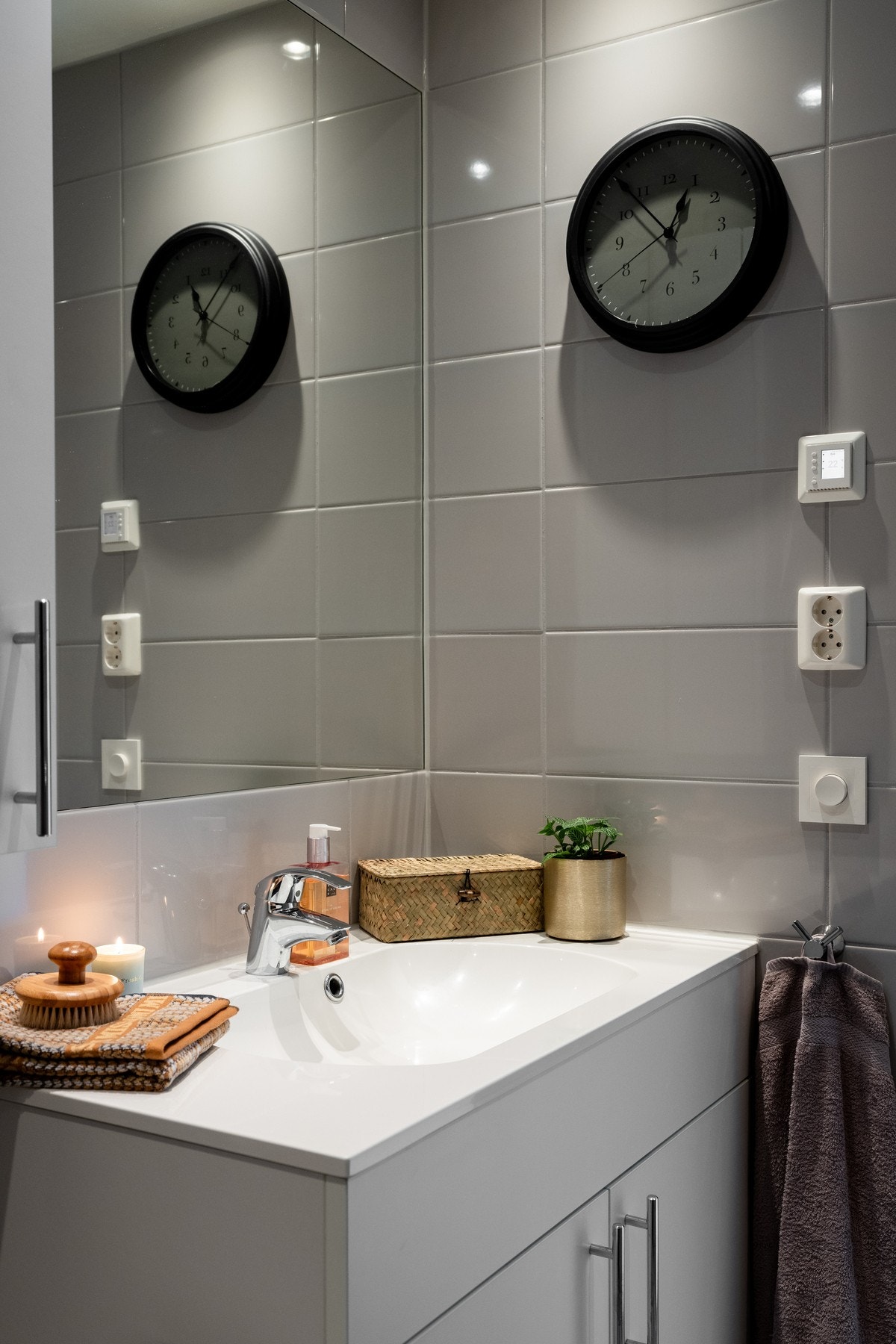 Innredningen består av servant på underskap, flere overskap og speil. Galleribilde