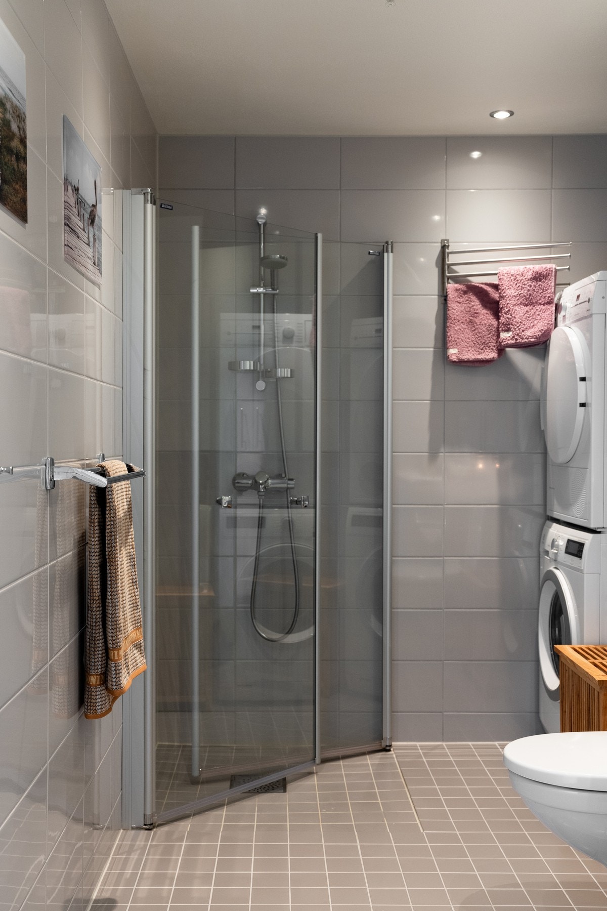 Videre er det dusjhjørne med svingbare dører som frigjør plass på gulv. Galleribilde