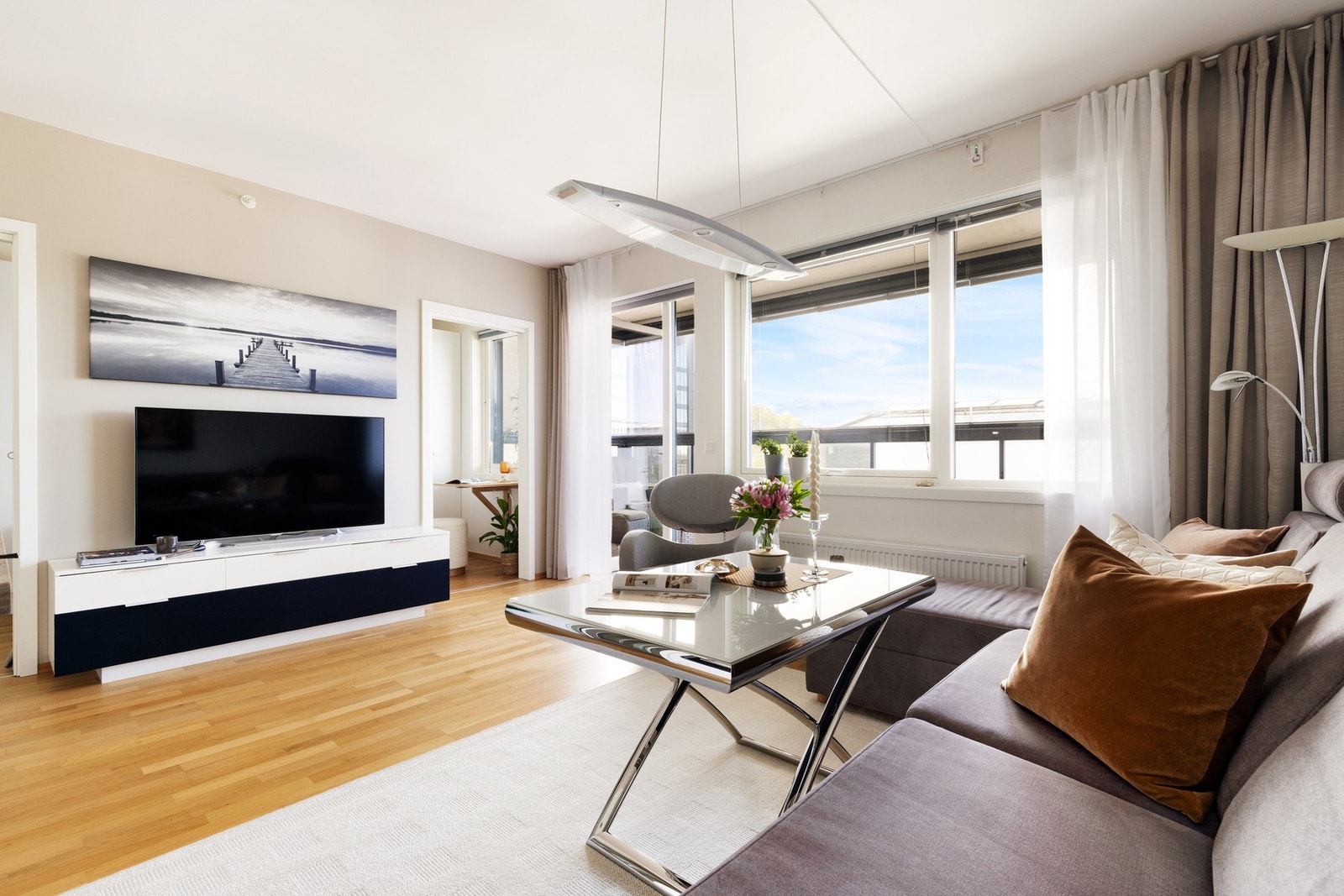 Boligen holder en gjennomgående høy standard og fremstår lys og luftig med god takhøyde (2,6 m) samt store vindusflater. Galleribilde