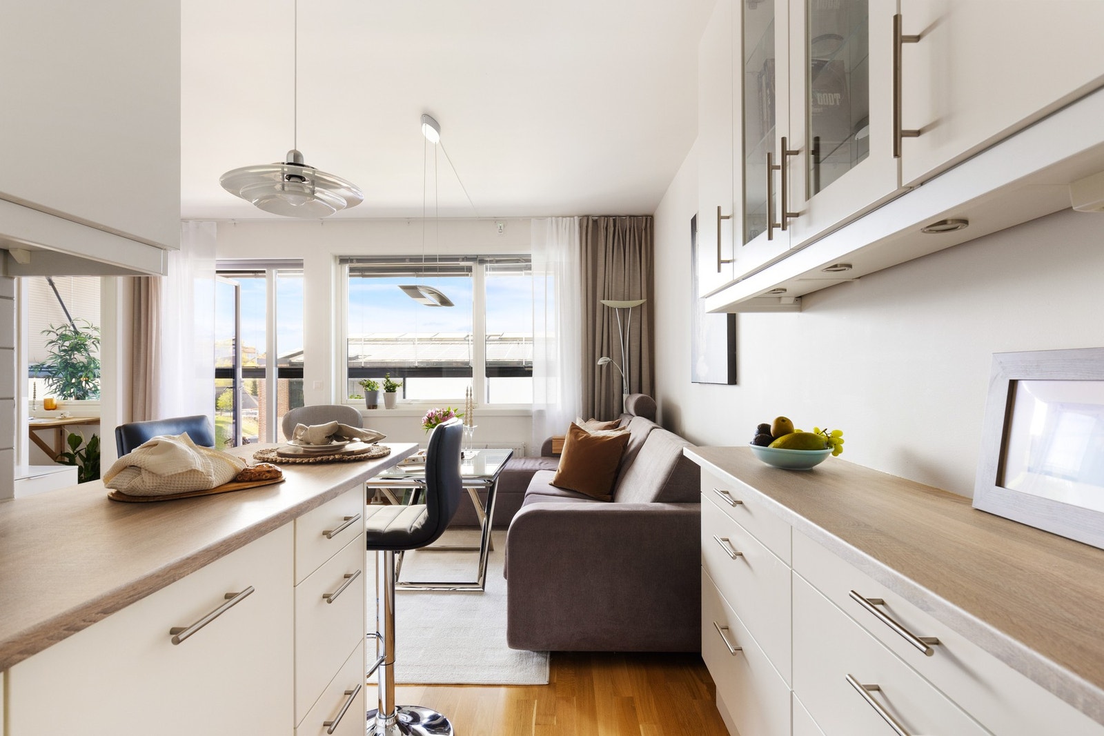 Det er montert lys og stikkontakter under overskapene. Galleribilde