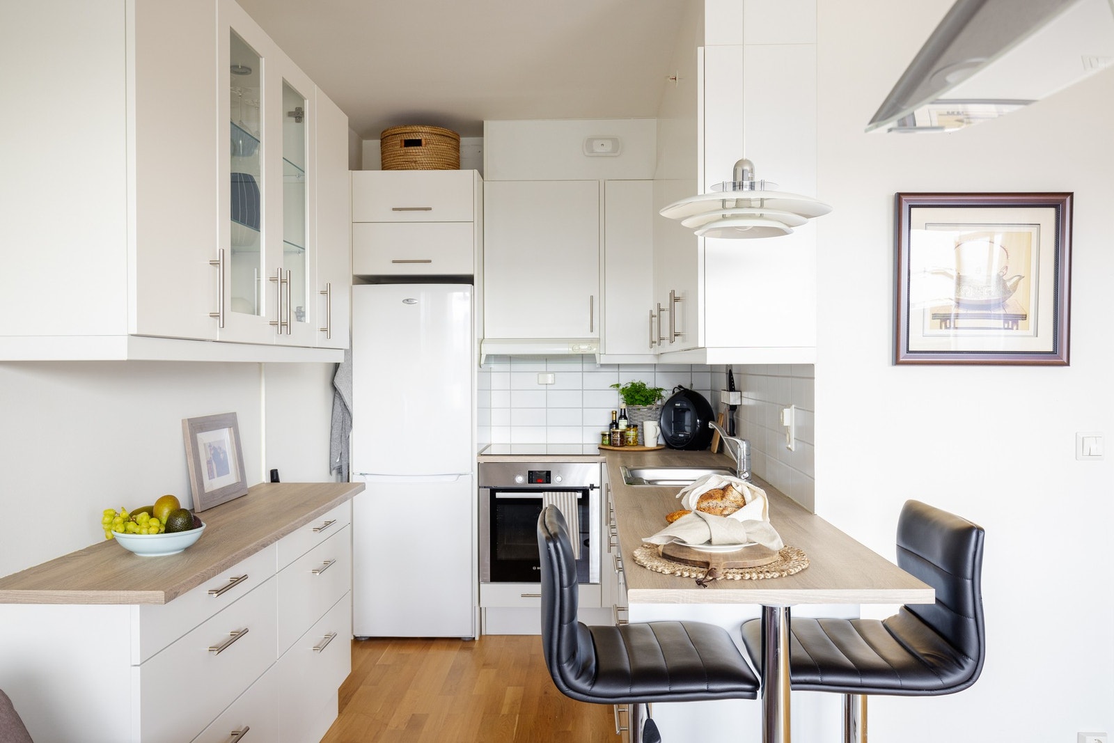 Kjøkkenet er godt utnyttet med mye skap- og benkeplass. Galleribilde