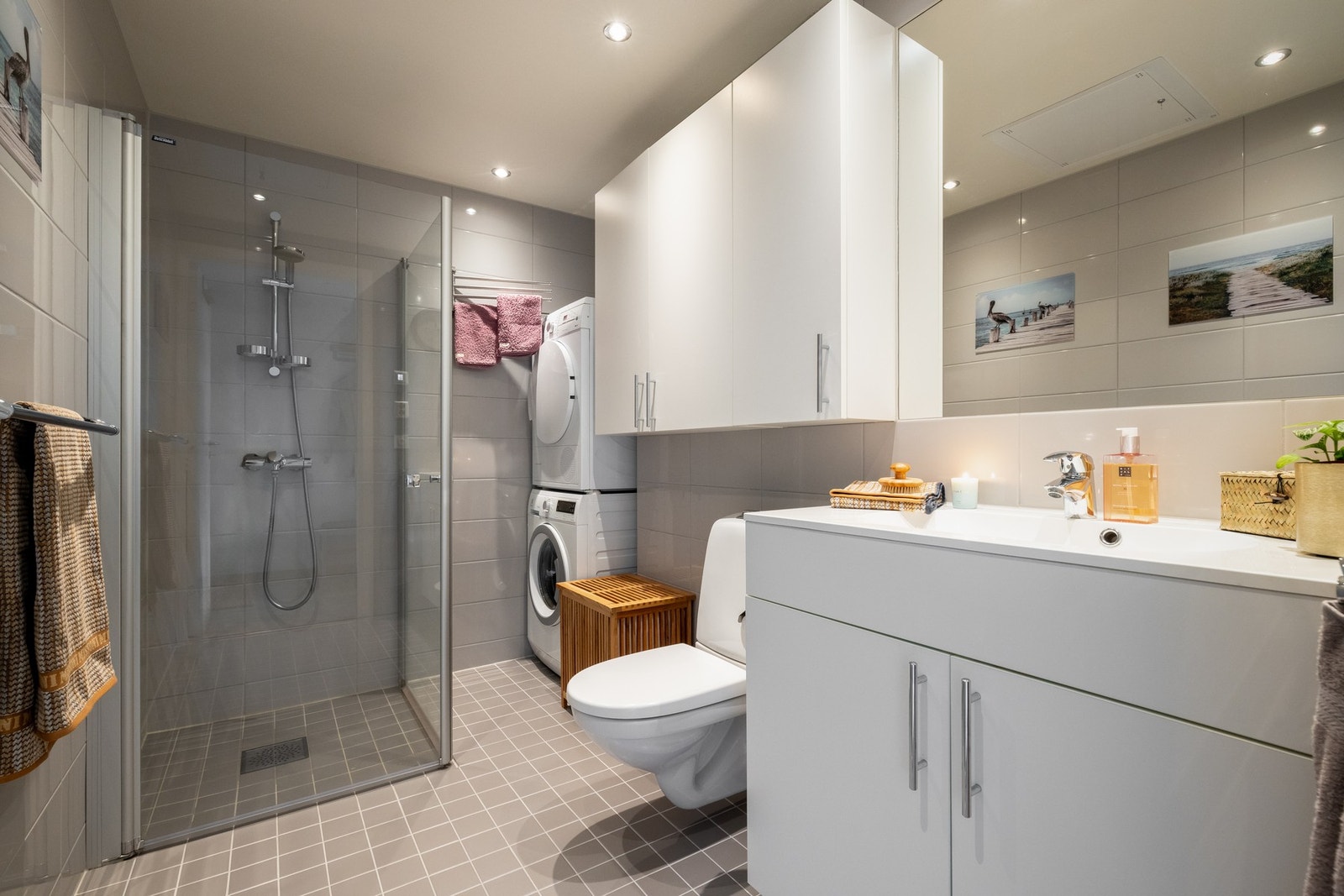 Flislagt bad fra 2018 med varme i gulv og downlights i himling. Praktisk nisje for vaskemaskin og tørketrommel. Galleribilde