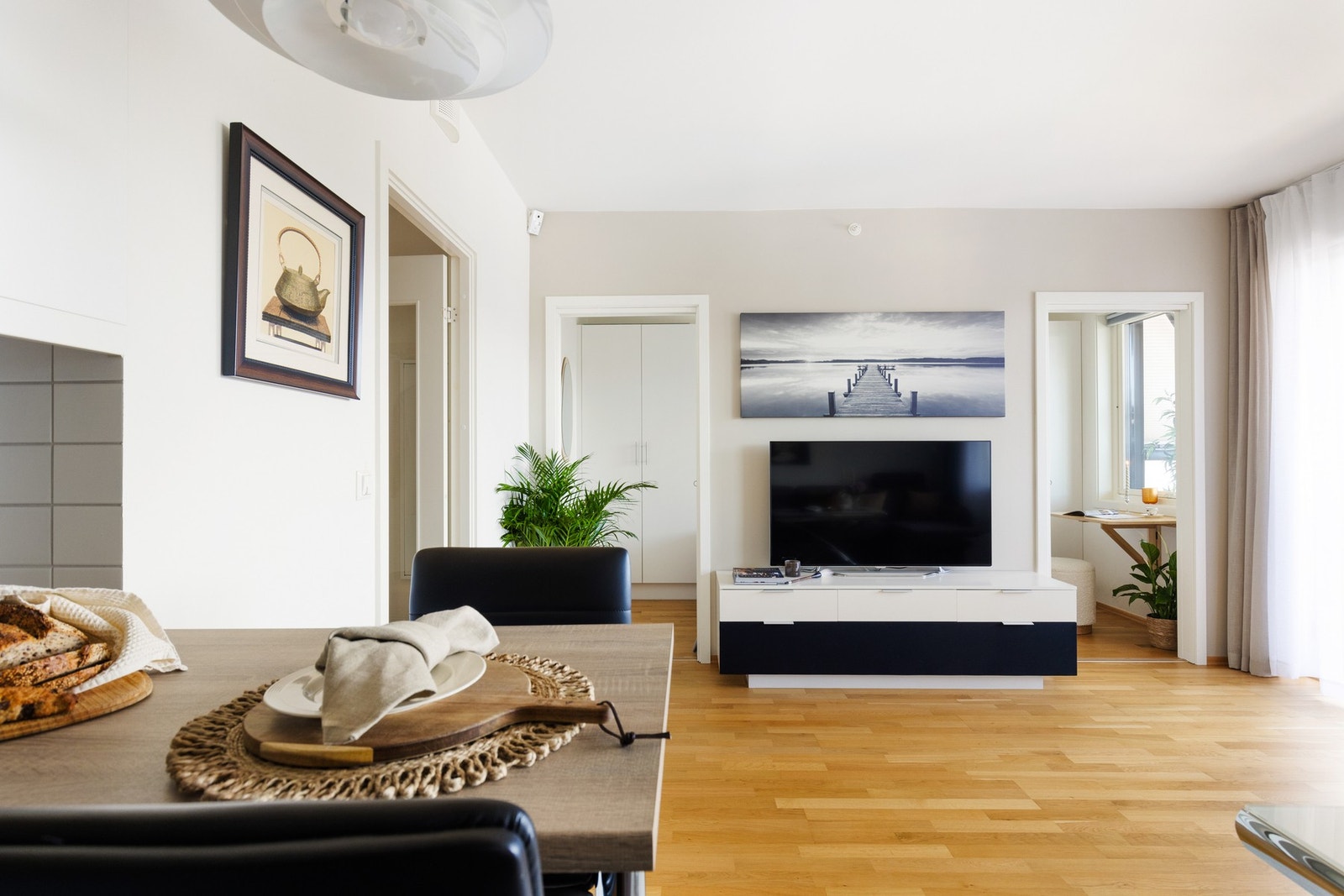 Plassbesparende skyvedører fra hver side inn til soverommet. Galleribilde