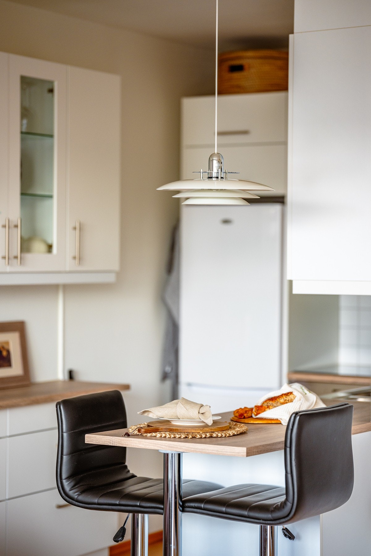 Benkeplaten er dratt ut slik at det ikke bare blir mer benkeplass for kokken, men også praktiske sitteplasser. Galleribilde