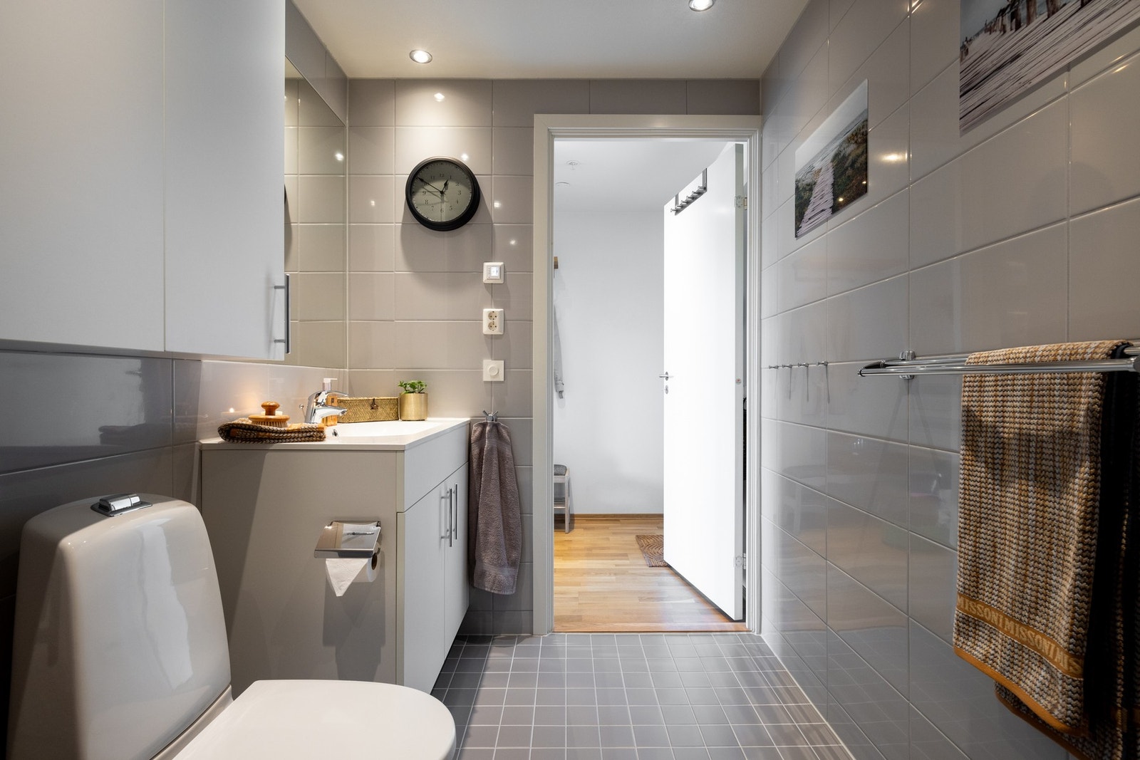 På badet er det også veggmontert toalett. Galleribilde